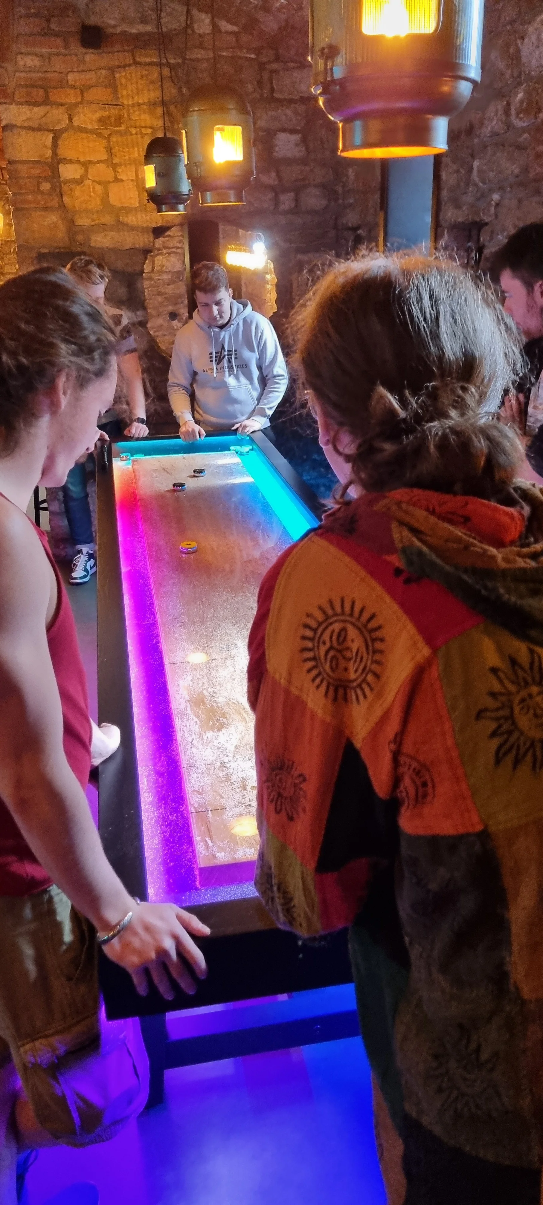 Ping-pong s UV barvami či shuffleboard včetně drinků až pro 6 hráčů