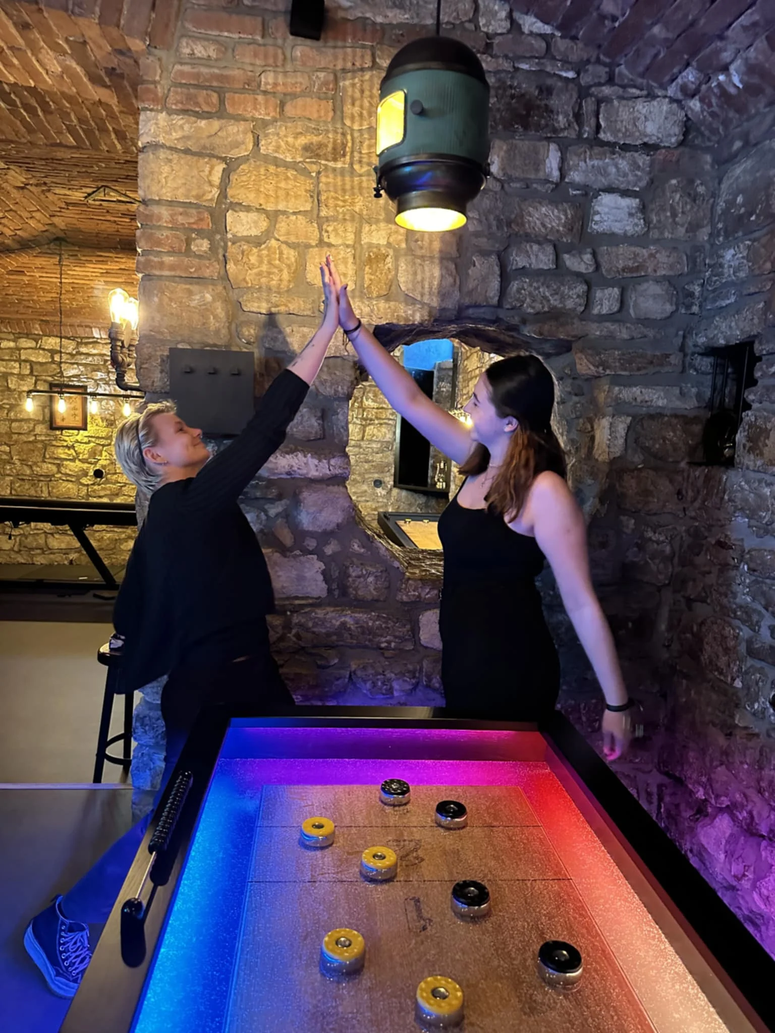 Ping-pong s UV barvami či shuffleboard včetně drinků až pro 6 hráčů