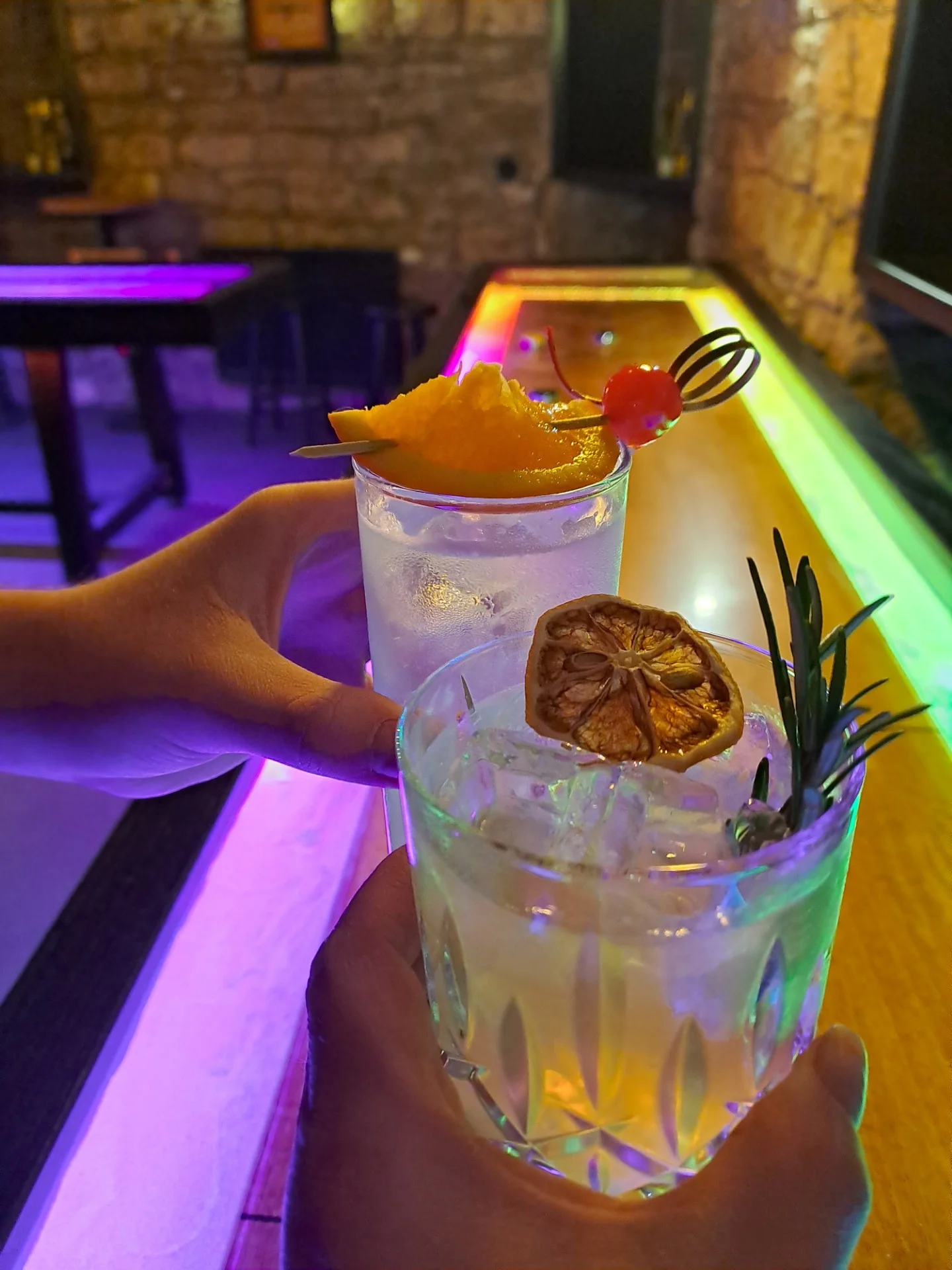 Ping-pong s UV barvami či shuffleboard včetně drinků až pro 6 hráčů