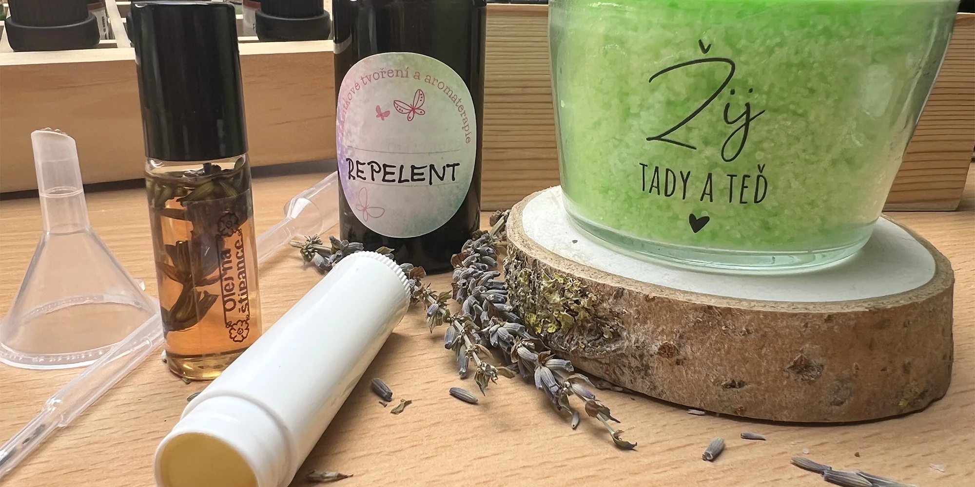 Dvouhodinový workshop na výrobu přírodního repelentního balíčku: svíčka, roll-on i balzám na štípance