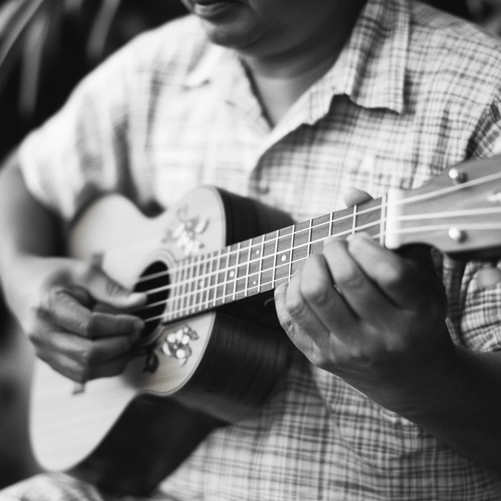 Individuální lekce hraní na kytaru, baskytaru či ukulele (60 minut)