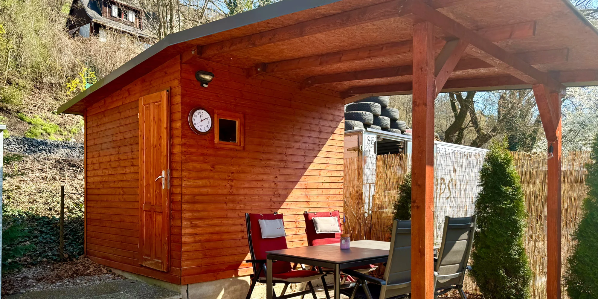 Glamping u Vltavy na dosah Prahy: domeček se saunou a venkovní terasa s grilem
