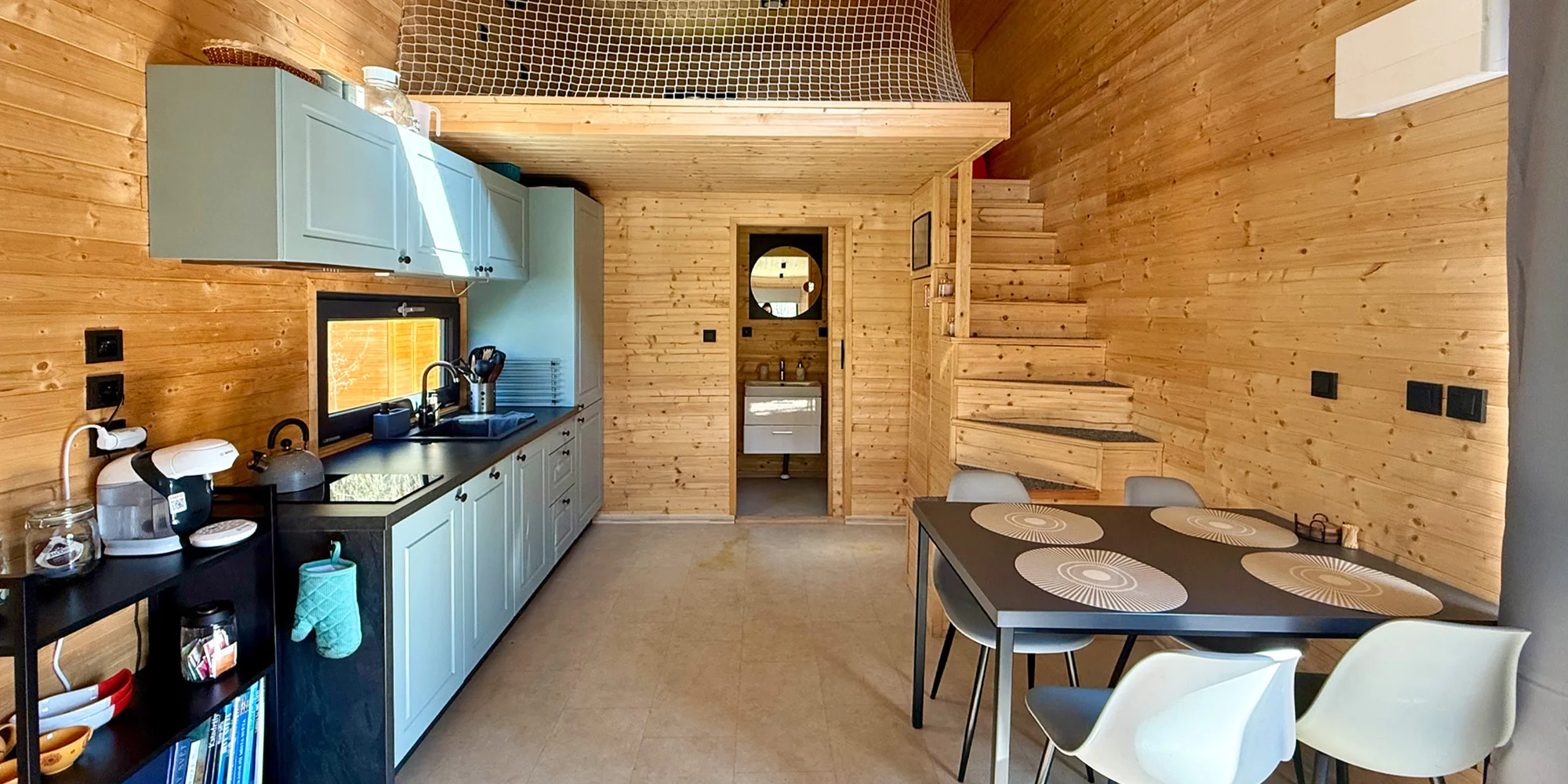 Glamping u Vltavy na dosah Prahy: domeček se saunou a venkovní terasa s grilem