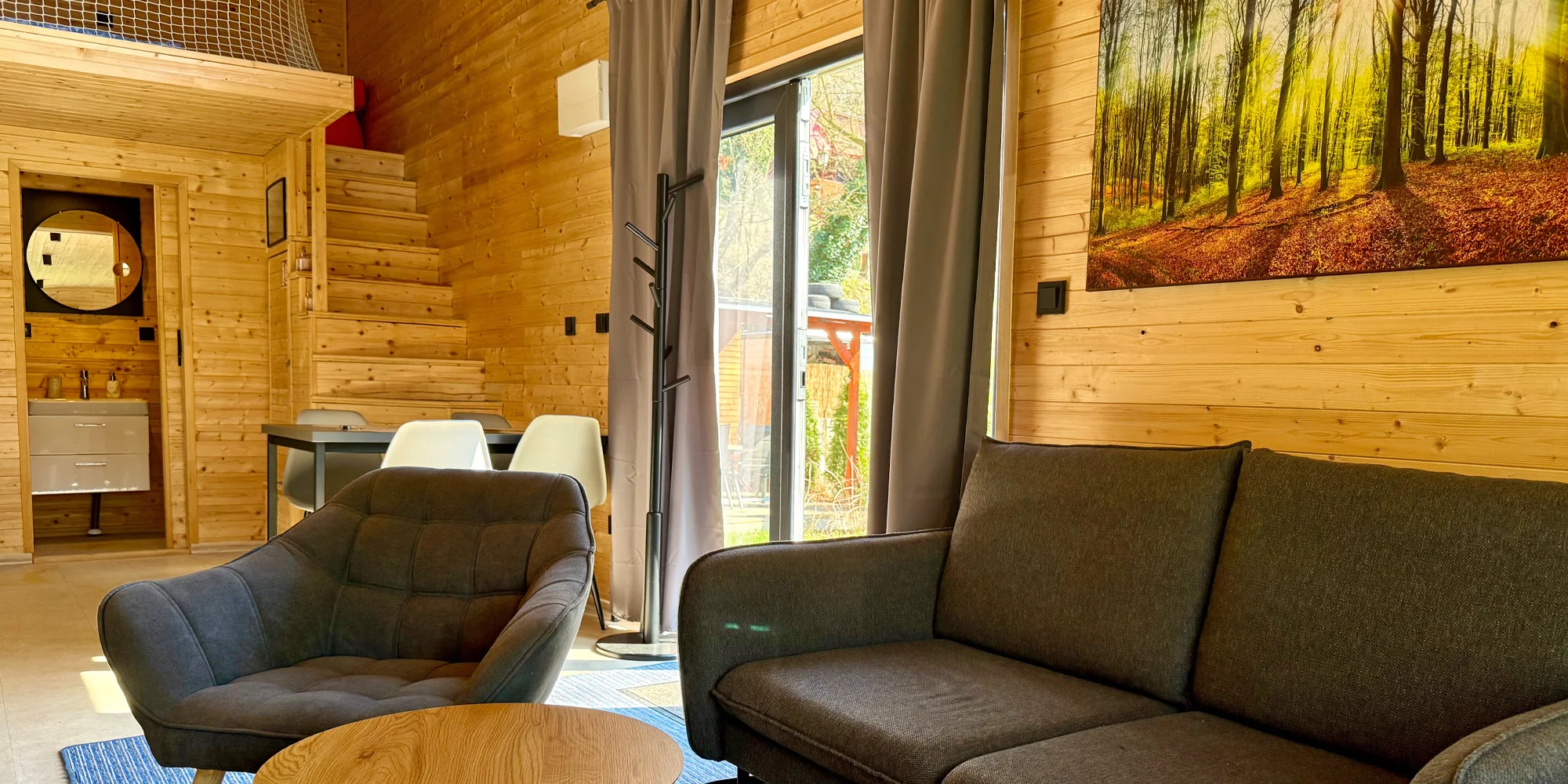 Glamping u Vltavy na dosah Prahy: domeček se saunou a venkovní terasa s grilem