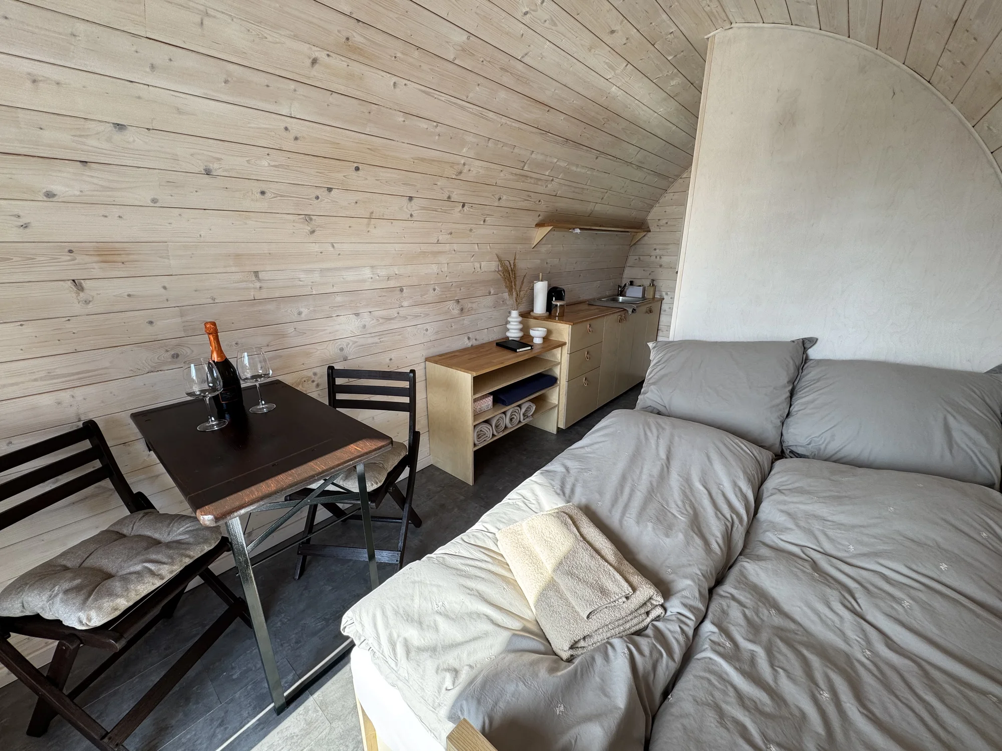 Pobyt u obory s daňky v Lužických horách: tiny house i se snídaní pro 2 osoby
