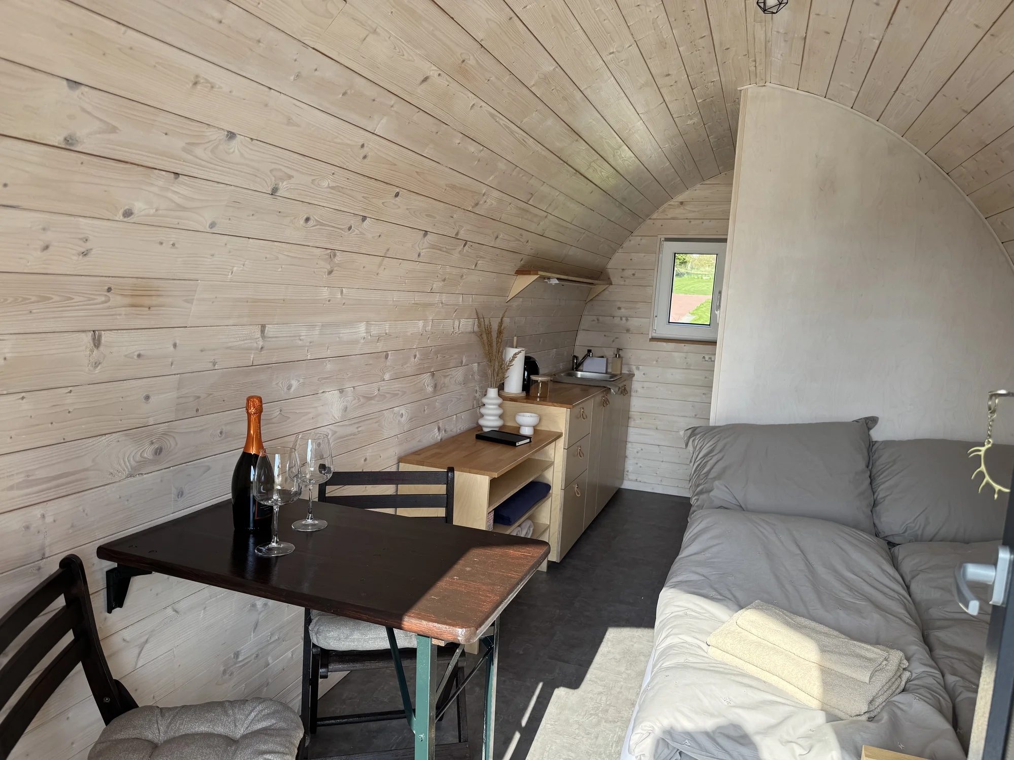 Pobyt u obory s daňky v Lužických horách: tiny house i se snídaní pro 2 osoby