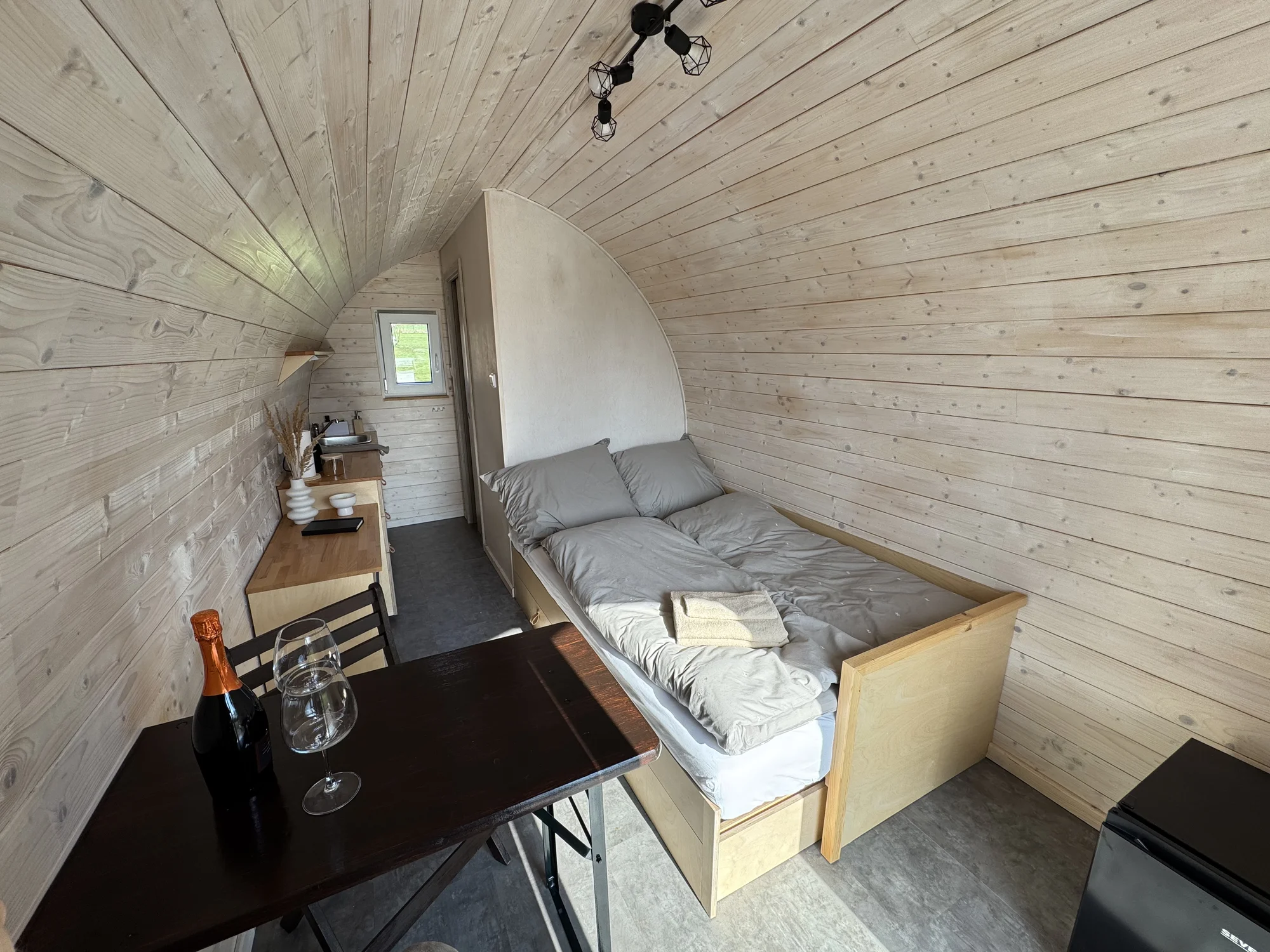 Pobyt u obory s daňky v Lužických horách: tiny house i se snídaní pro 2 osoby