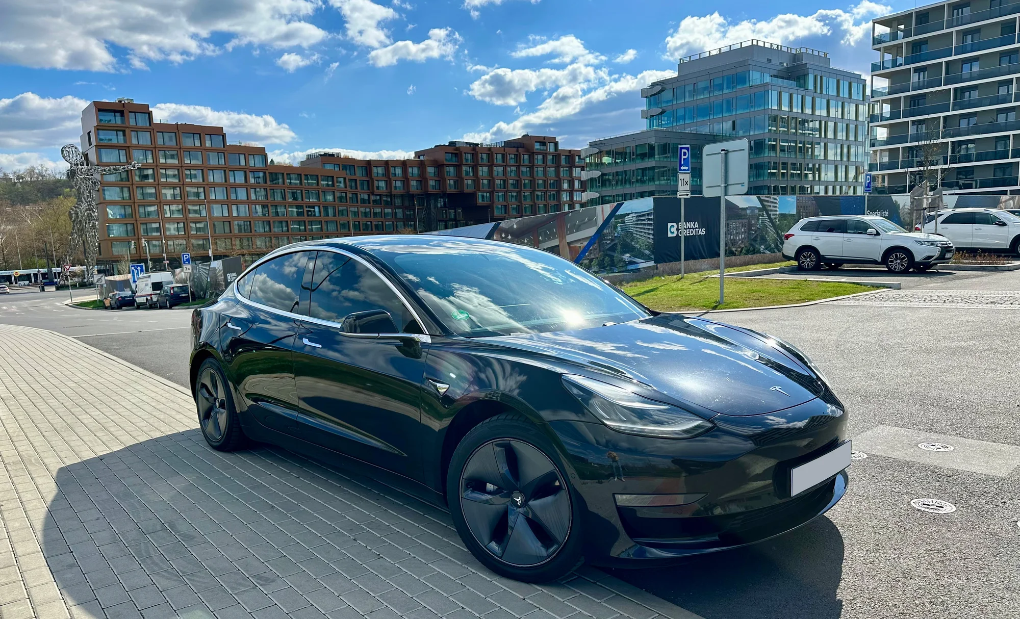 Až 120 min. řízení Tesly 3 Performance pro 1 či 2 osoby i s voucherem do restaurace