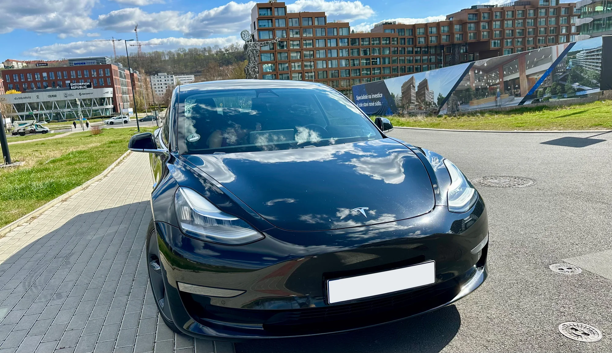 Až 120 min. řízení Tesly 3 Performance pro 1 či 2 osoby i s voucherem do restaurace