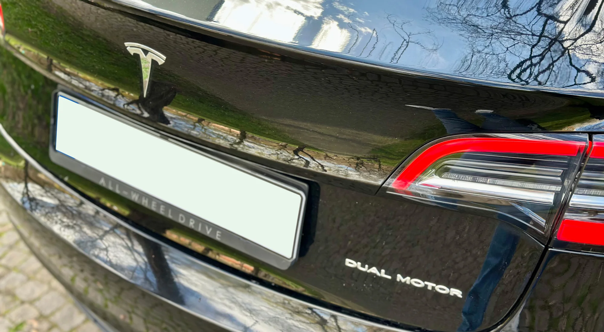 Až 120 min. řízení Tesly 3 Performance pro 1 či 2 osoby i s voucherem do restaurace