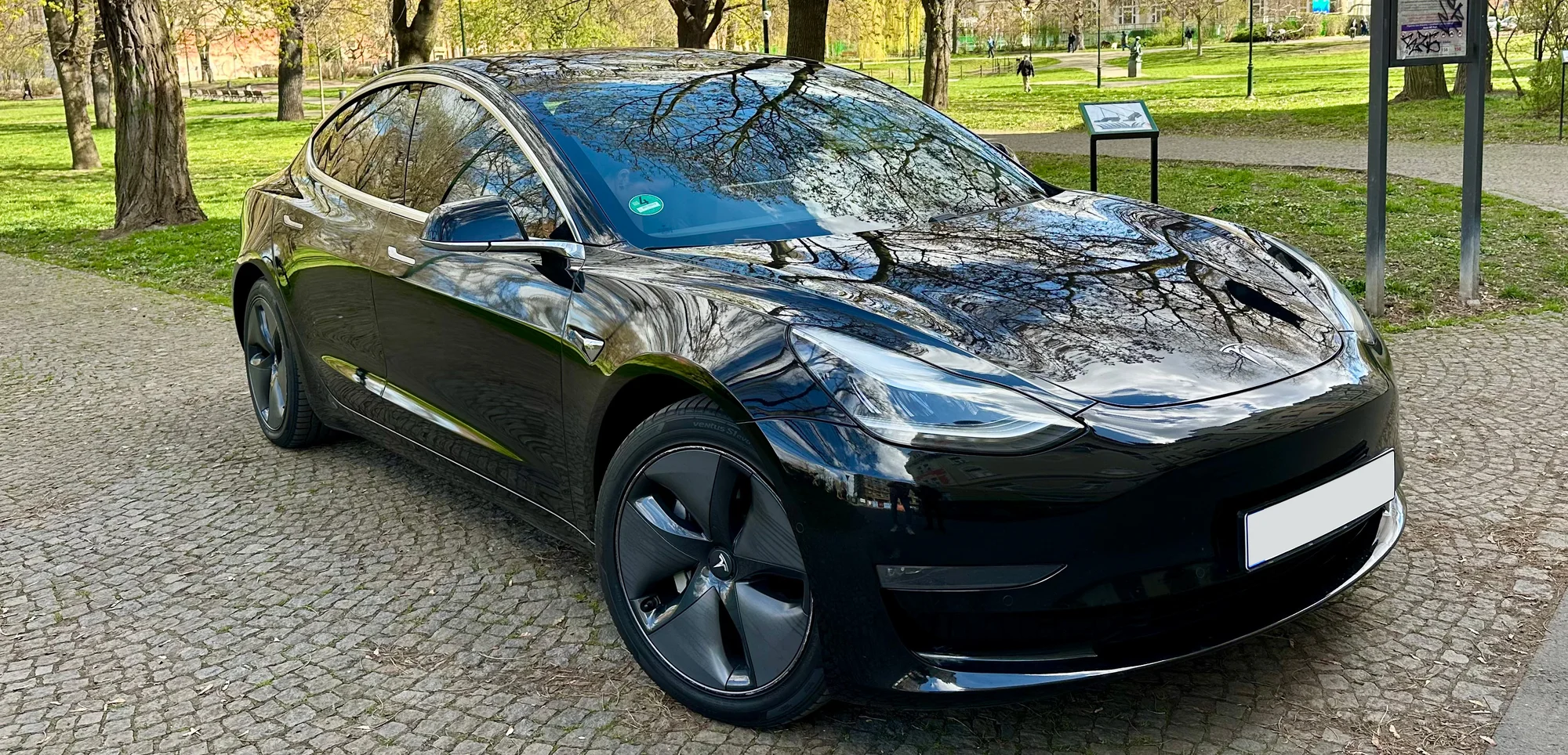 Až 120 min. řízení Tesly 3 Performance pro 1 či 2 osoby i s voucherem do restaurace