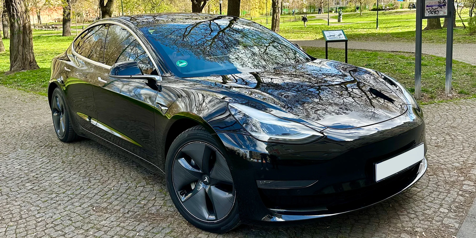 Až 120 min. řízení Tesly 3 Performance pro 1 či 2 osoby i s voucherem do restaurace