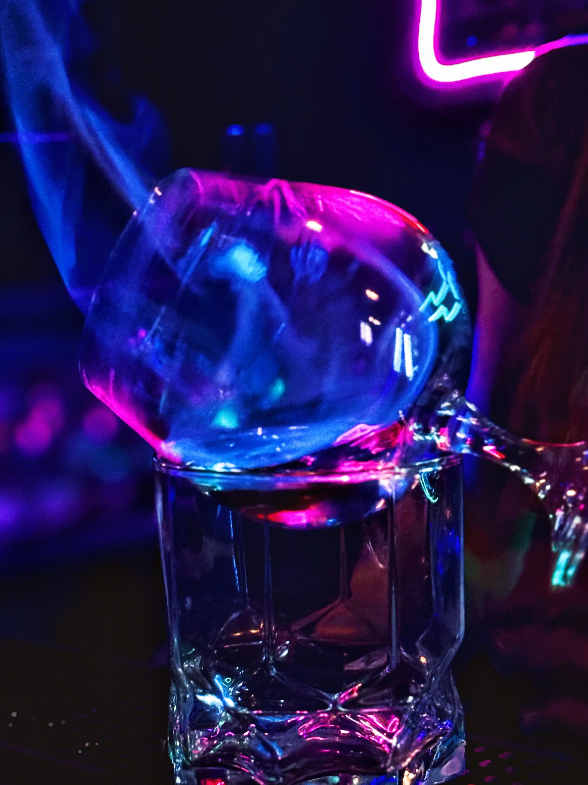 Otevřené vouchery v hodnotě 500-1000 Kč na cokoli z menu v karaoke a shisha AMAbaru