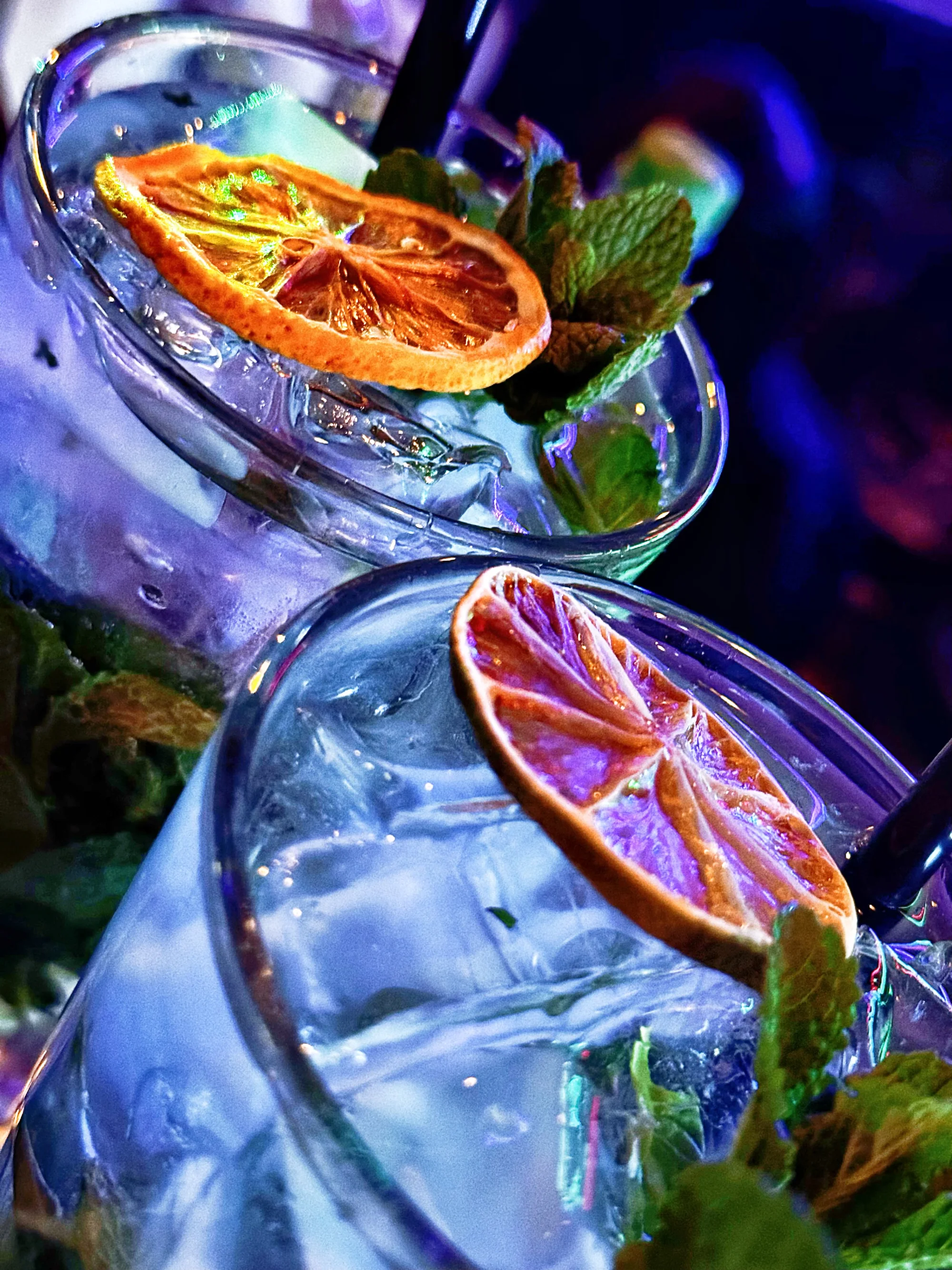 Otevřené vouchery v hodnotě 500-1000 Kč na cokoli z menu v karaoke a shisha AMAbaru