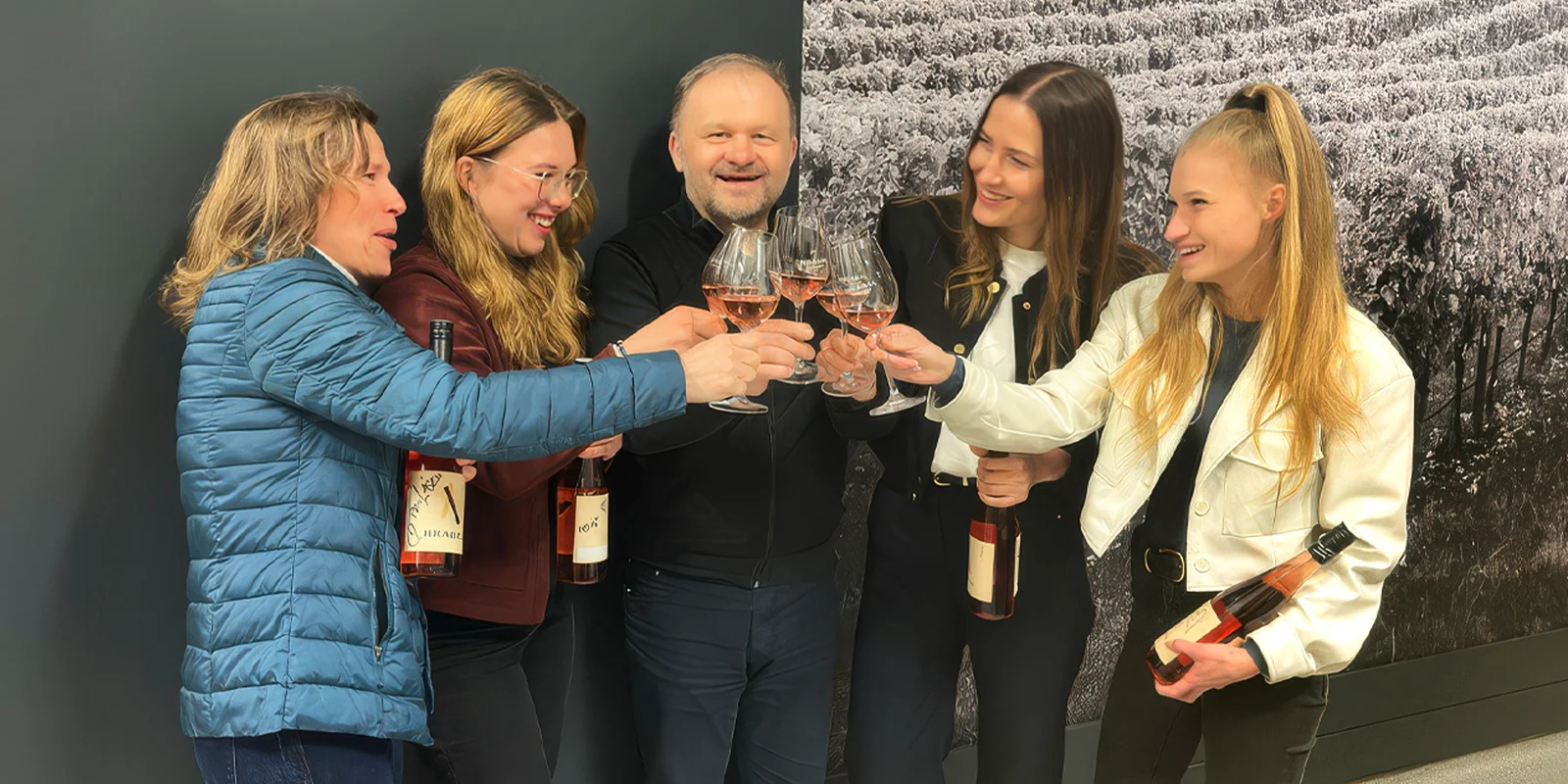Degustace vín Staň se vinařem: ochutnávka 8 vzorků, bezedný džbán i tvorba vlastního vína