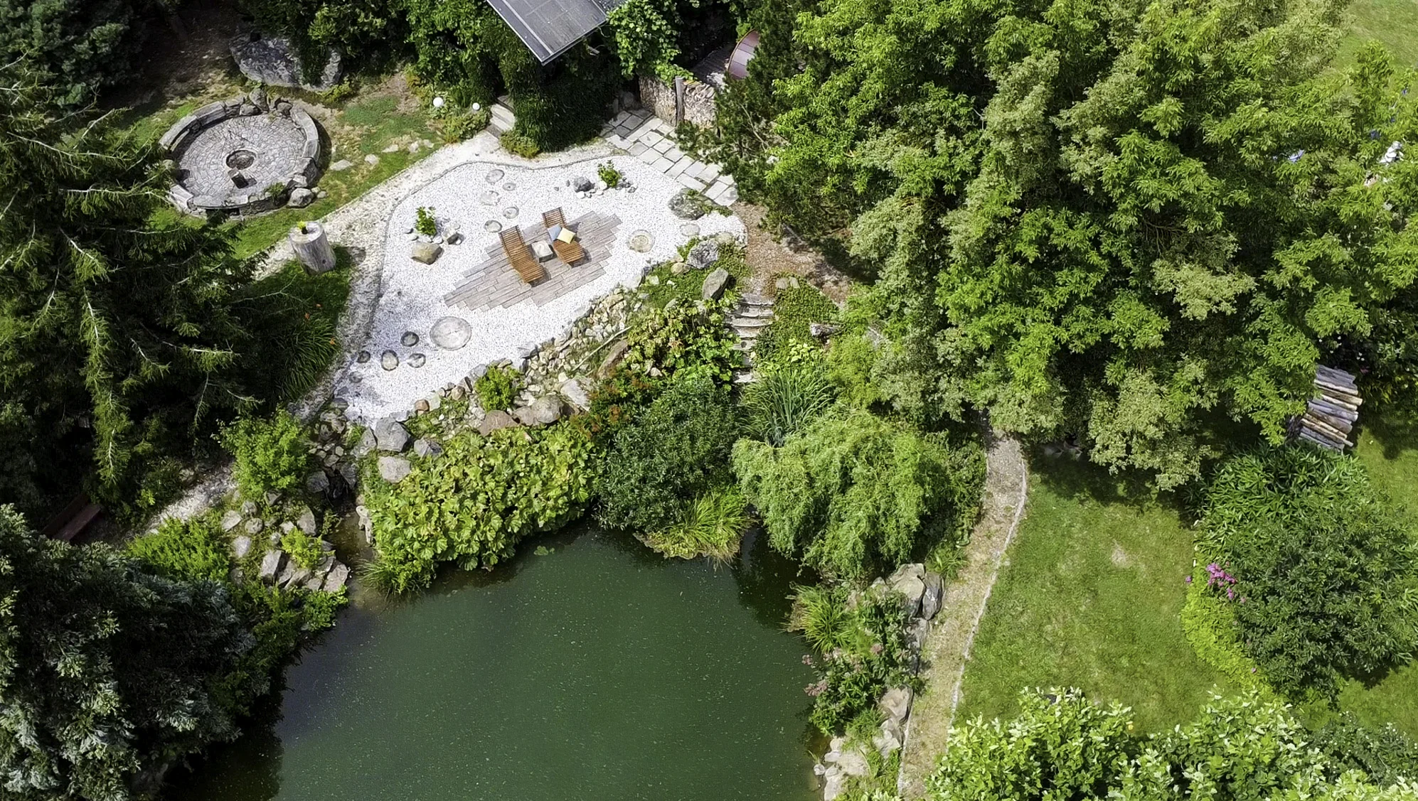 Stylová chatka v západních Čechách pro dva: sauna, jezírko i muzikoterapie