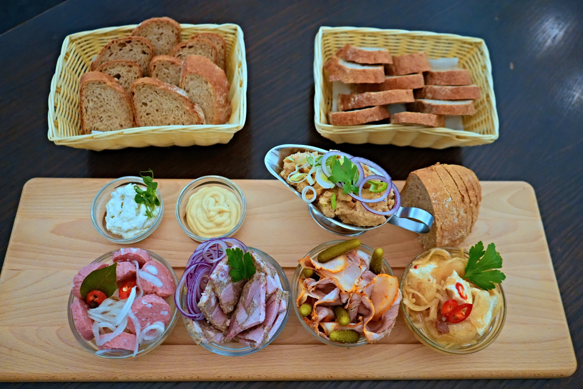 Prkno klasických českých předkrmů i s pivní degustací pro 2 osoby