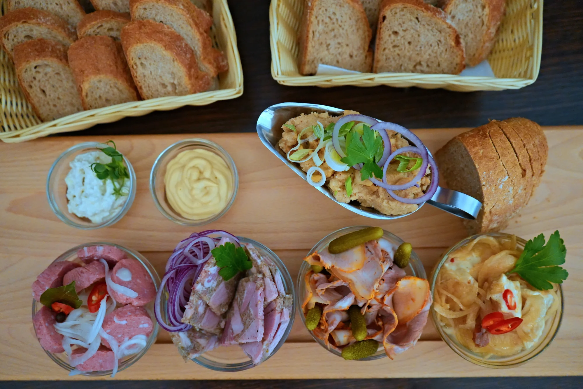 Prkno klasických českých předkrmů i s pivní degustací pro 2 osoby