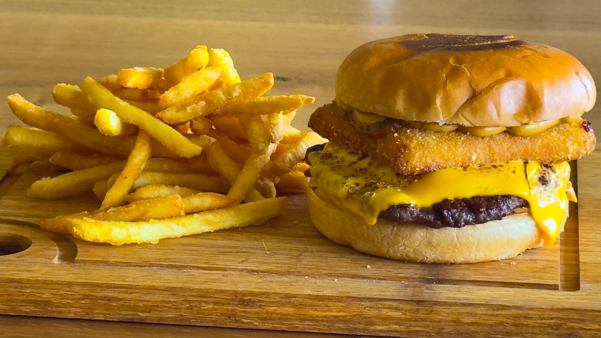 Hardcore burger s hovězím a smažákem, hranolky pro 1 nebo 2 osoby
