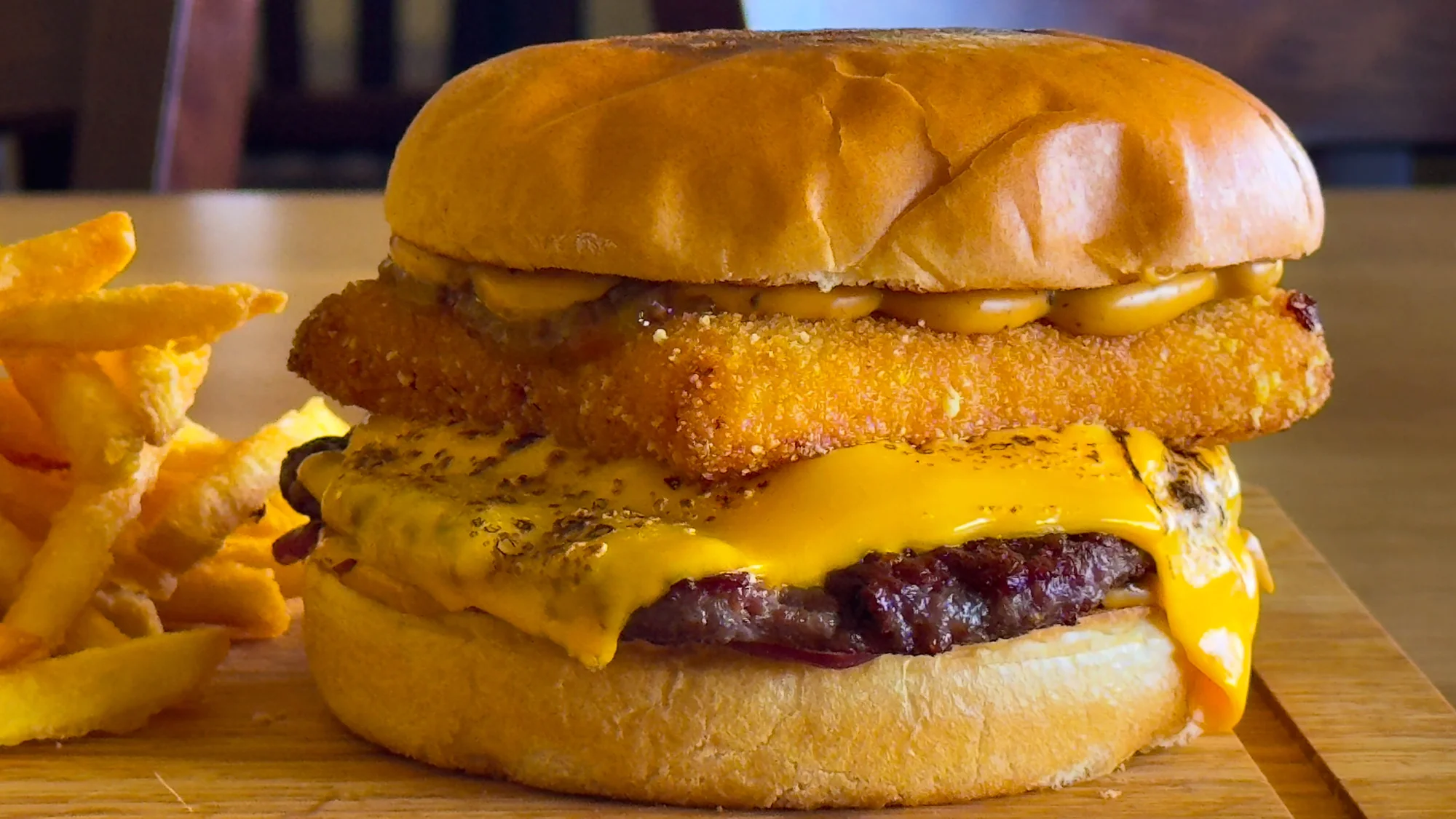 Hardcore burger s hovězím a smažákem, hranolky pro 1 nebo 2 osoby