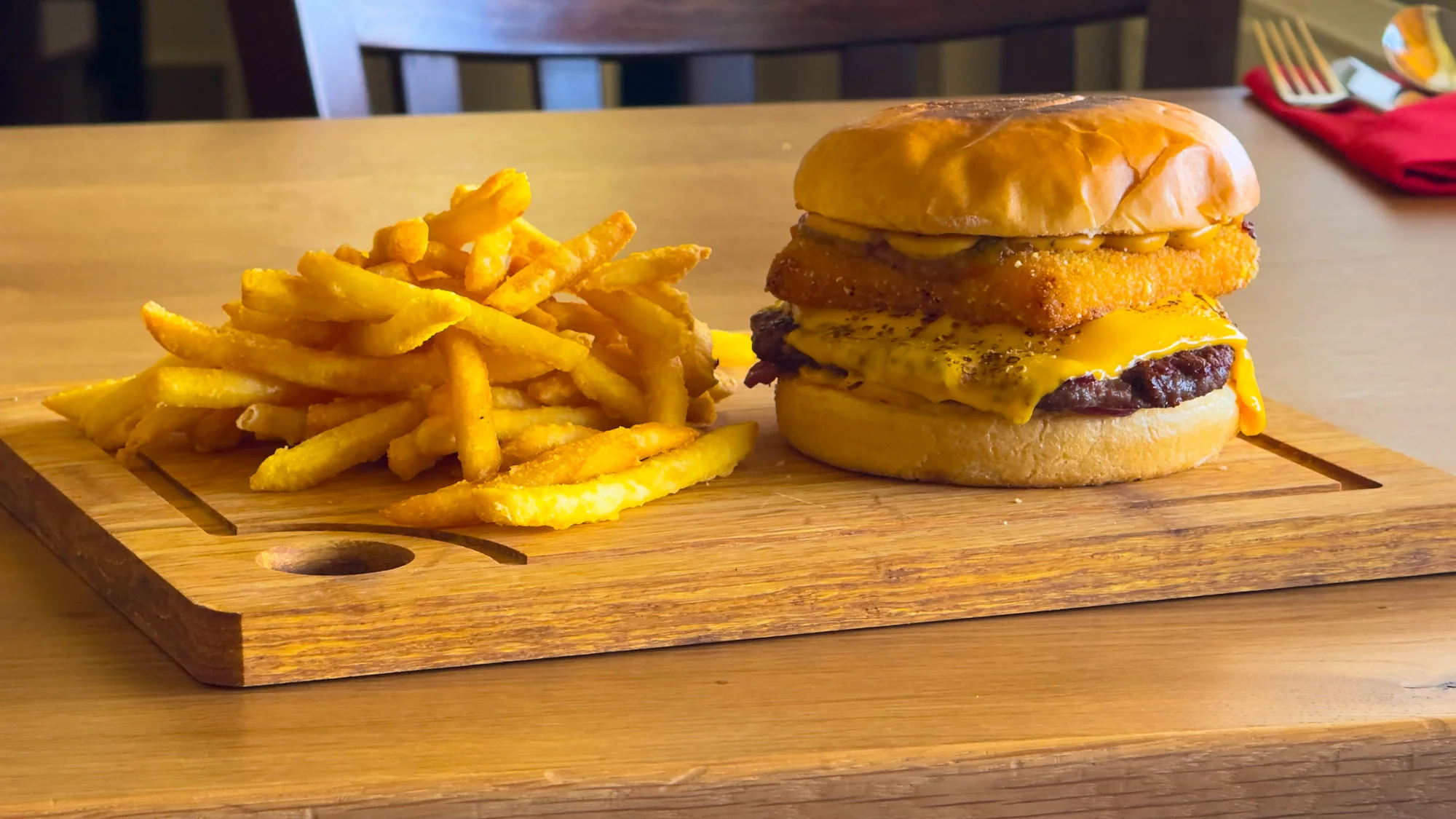 Hardcore burger s hovězím a smažákem, hranolky pro 1 nebo 2 osoby