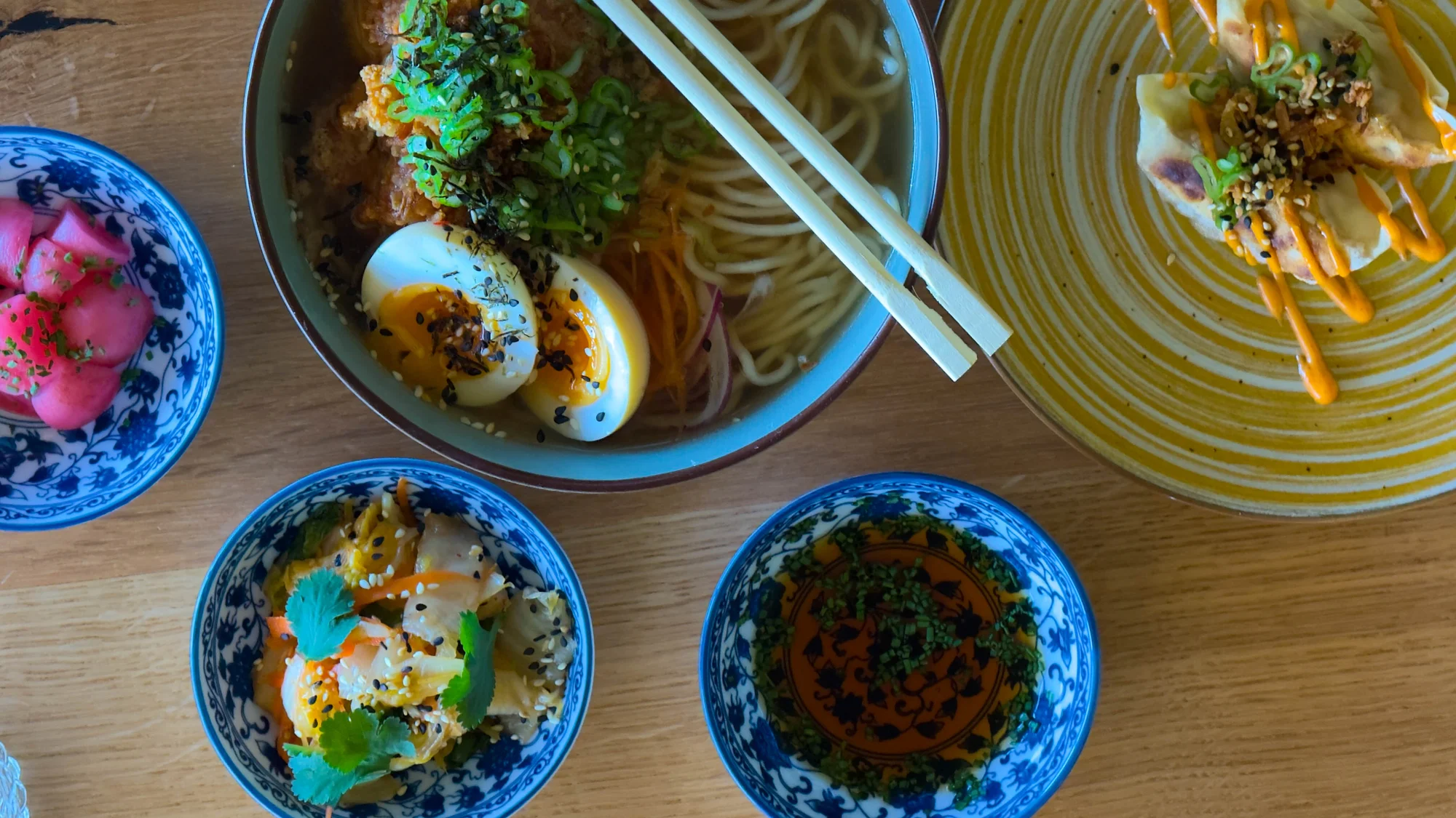 Shio ramen s bůčkem, gyozy a tsukemono pro 1 či 2 osoby