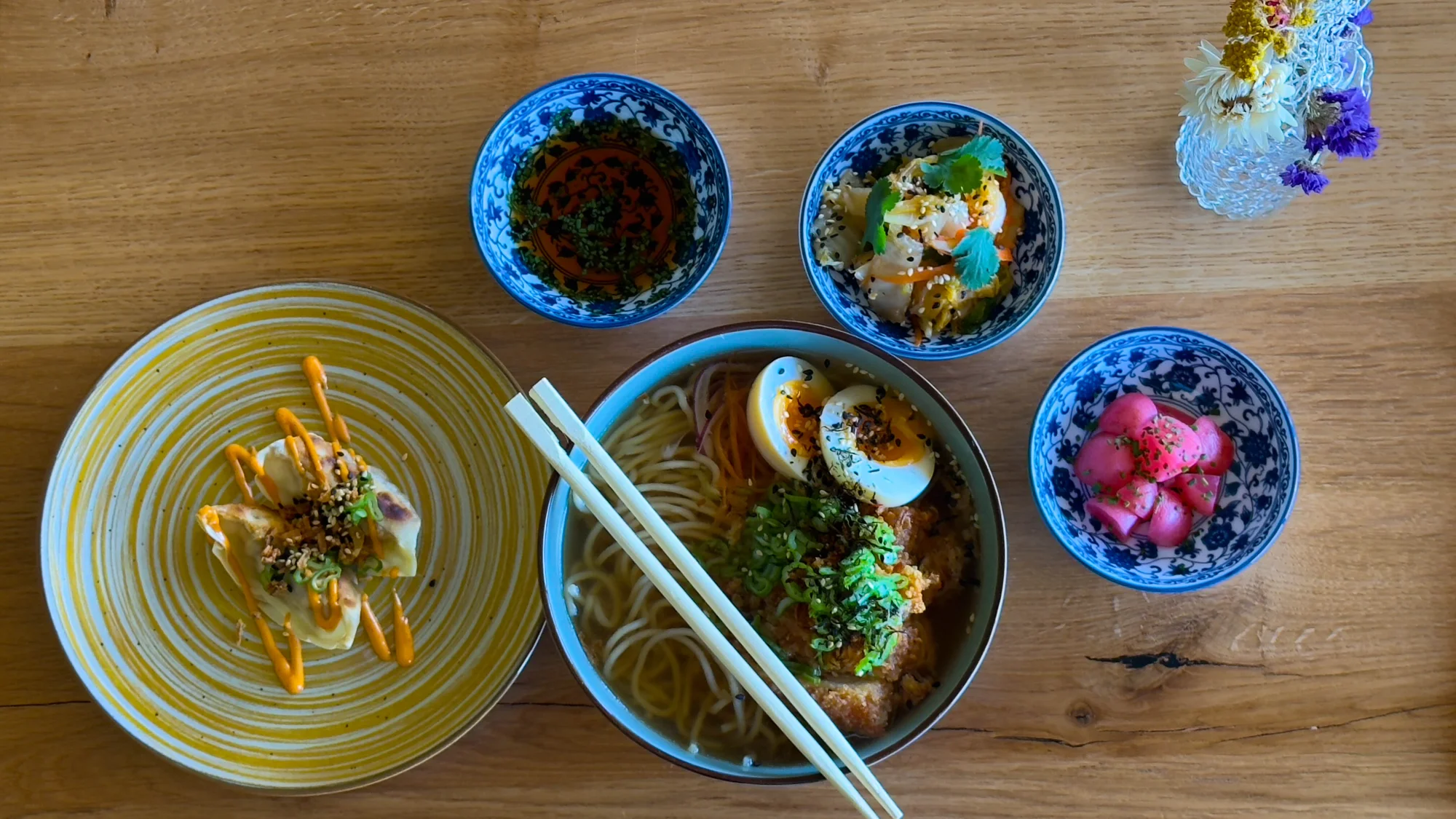 Shio ramen s bůčkem, gyozy a tsukemono pro 1 či 2 osoby