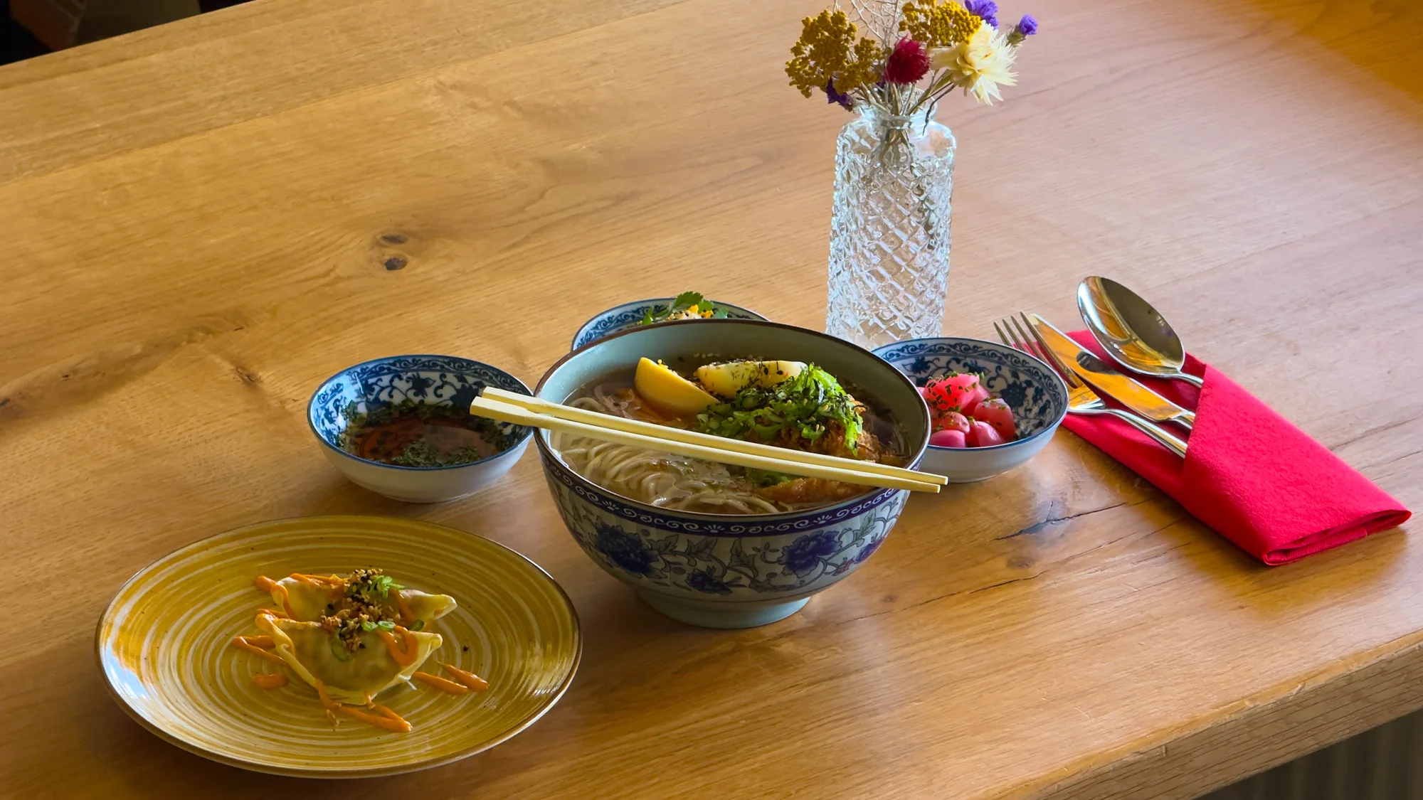 Shio ramen s bůčkem, gyozy a tsukemono pro 1 či 2 osoby