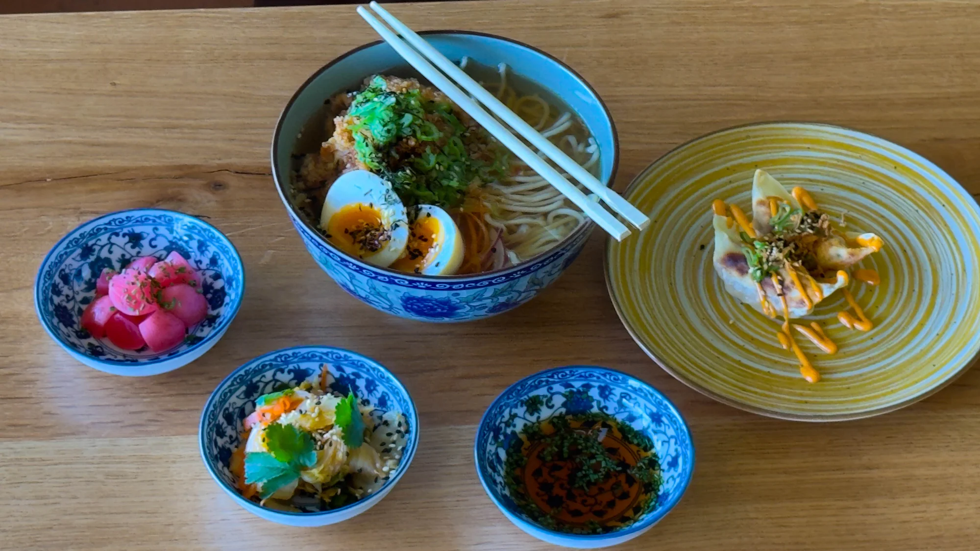 Shio ramen s bůčkem, gyozy a tsukemono pro 1 či 2 osoby
