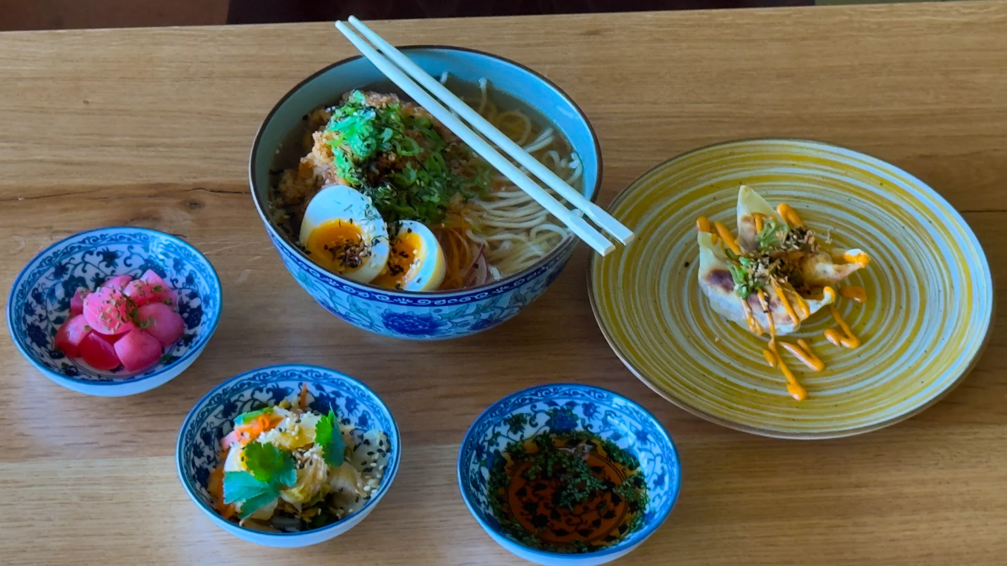 Shio ramen s bůčkem, gyozy a tsukemono pro 1 či 2 osoby