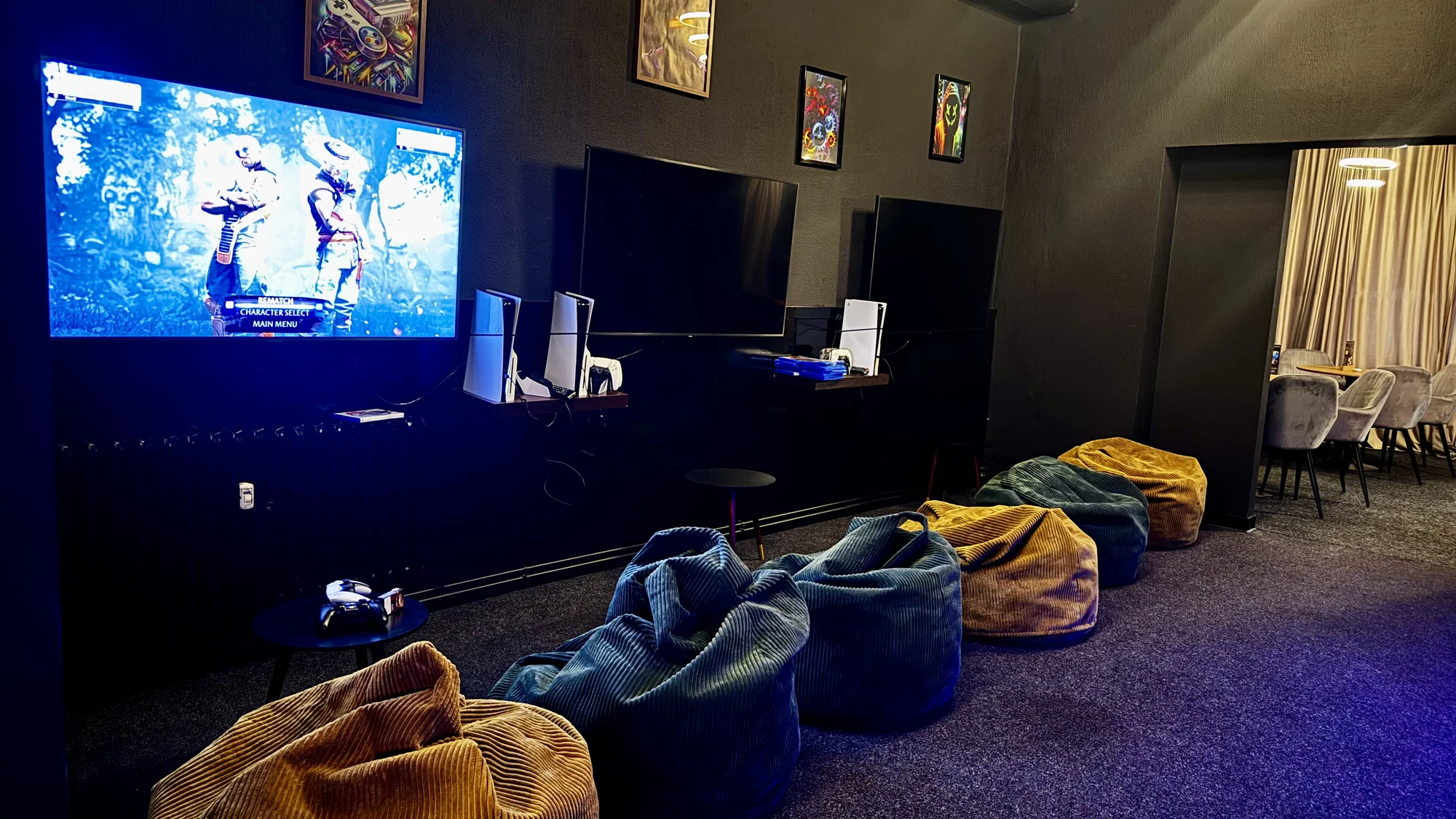 Otevřené vouchery v hodnotě 500-1000 Kč na cokoli z menu v karaoke a shisha AMAbaru