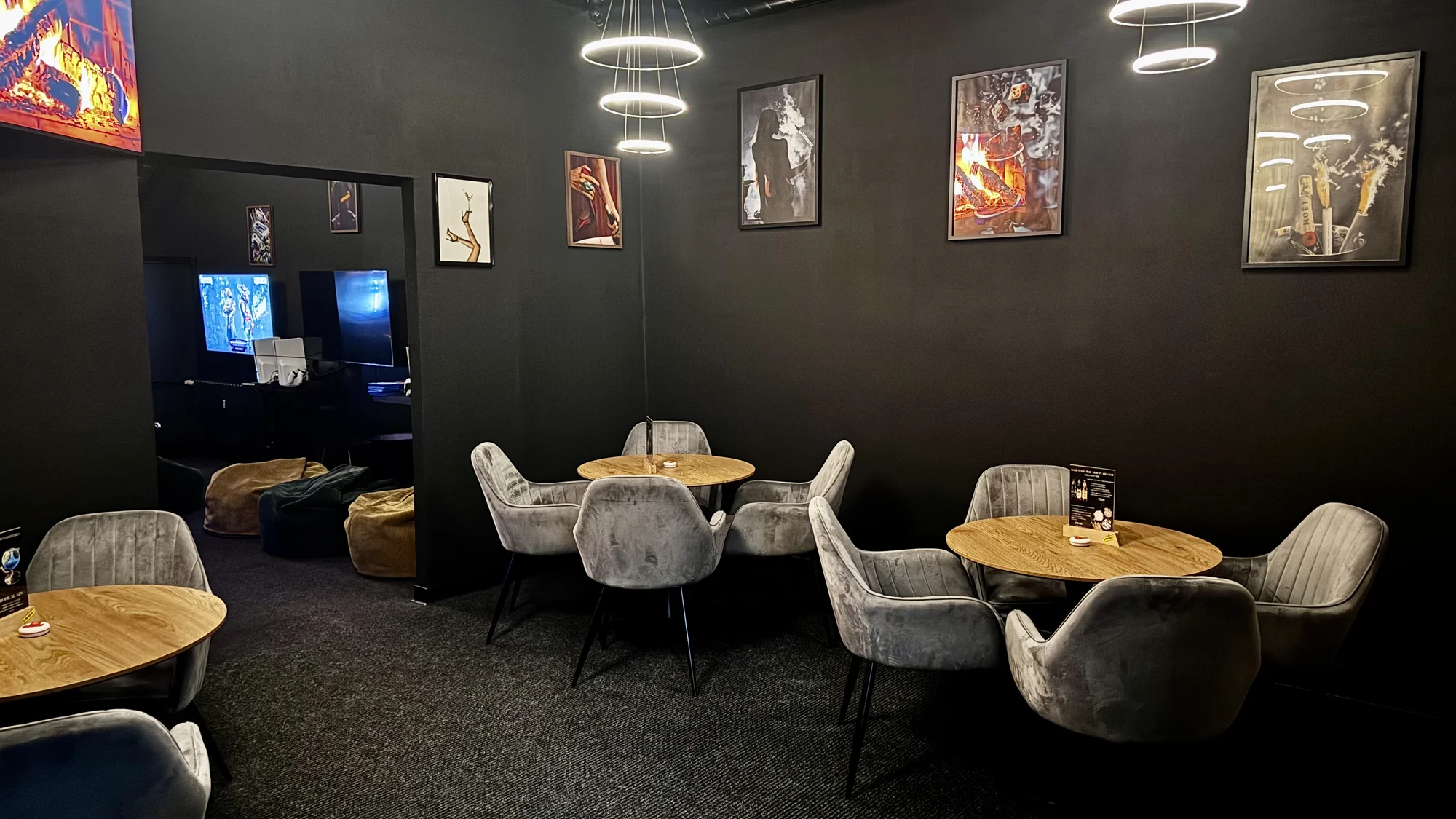 Otevřené vouchery v hodnotě 500-1000 Kč na cokoli z menu v karaoke a shisha AMAbaru