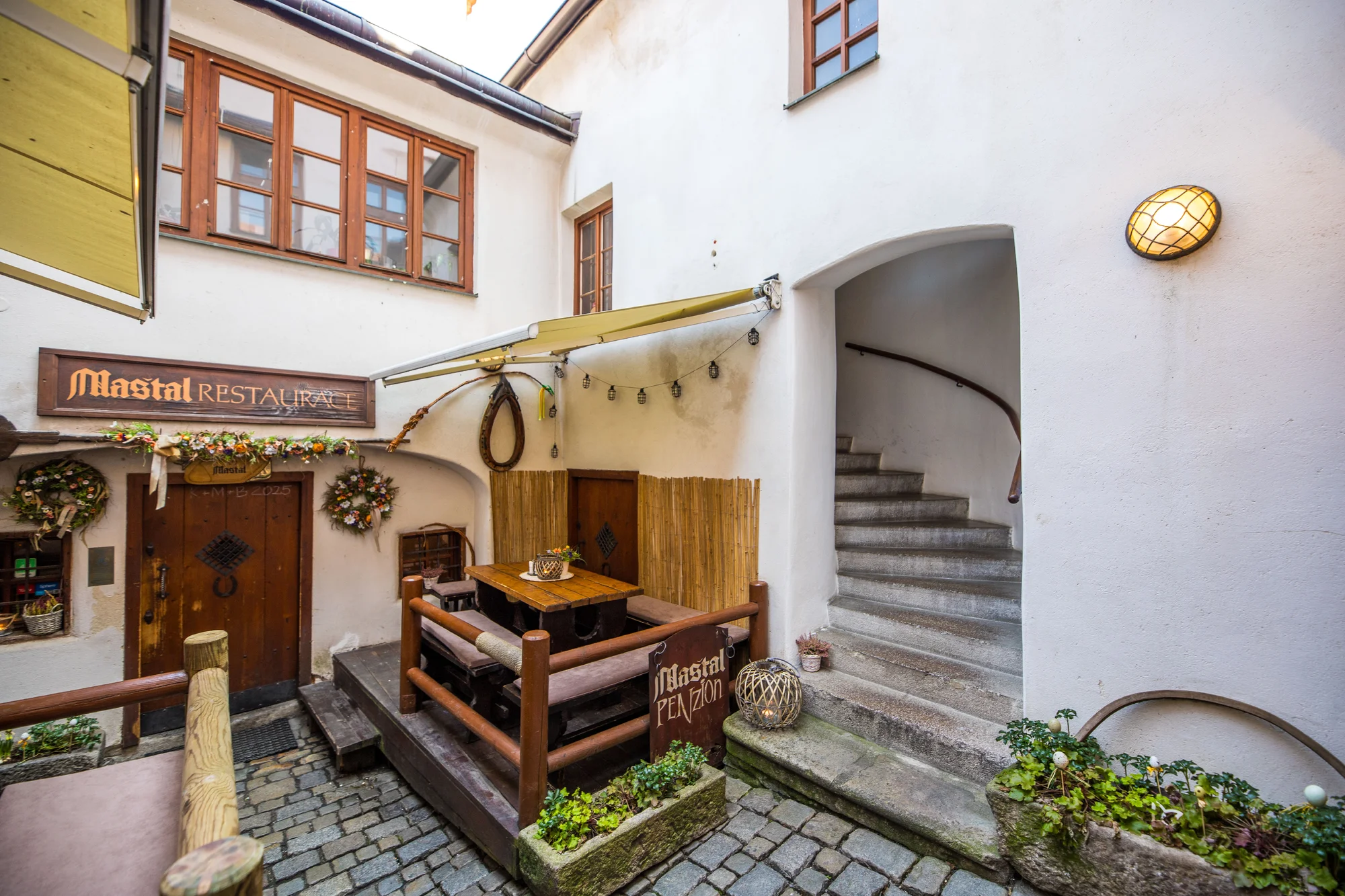 Pohádkový pobyt v Českém Krumlově: malebný penzion na náměstí, snídaně i 10% sleva do restaurace
