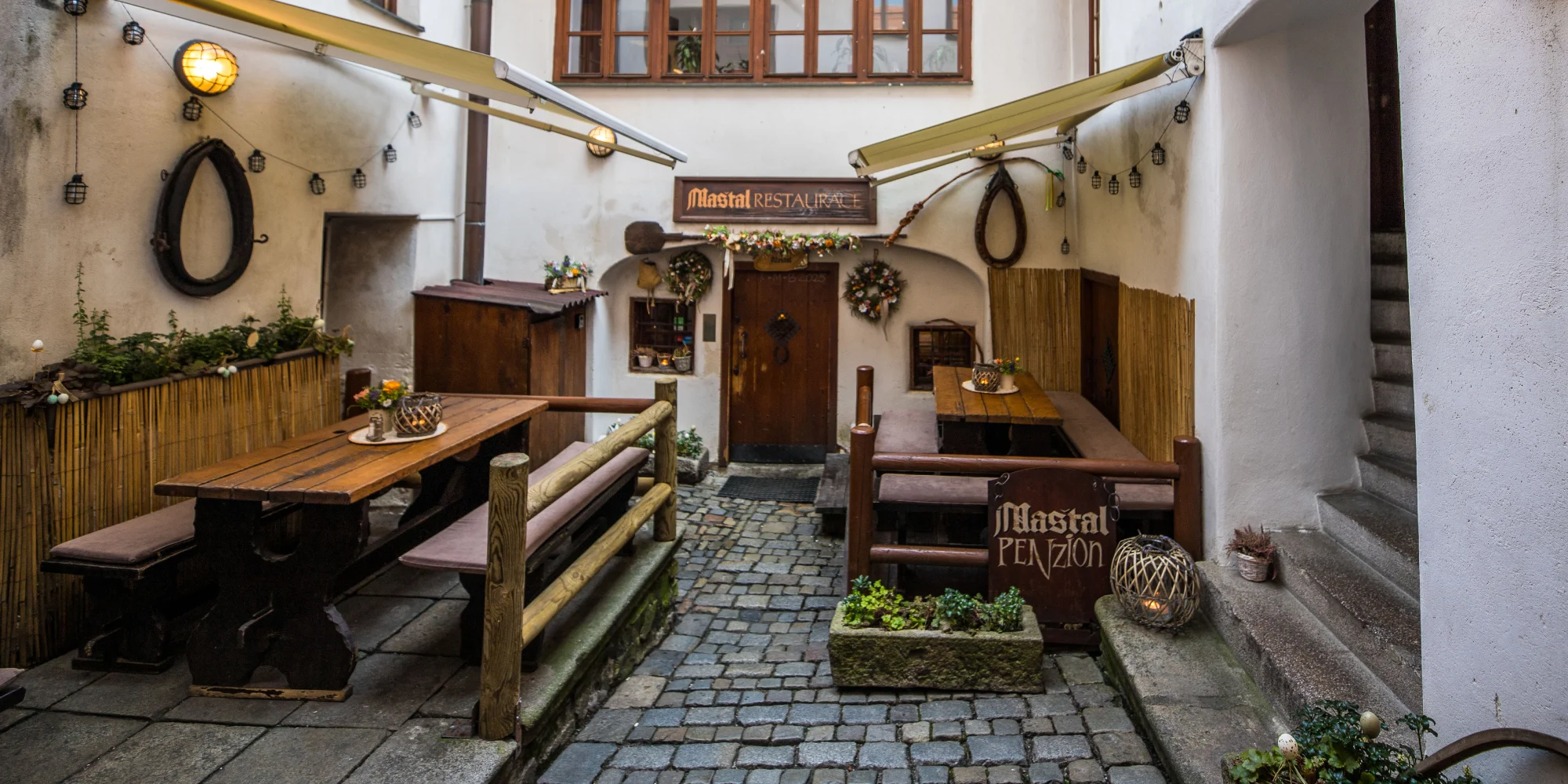 Pohádkový pobyt v Českém Krumlově: malebný penzion na náměstí, snídaně i 10% sleva do restaurace