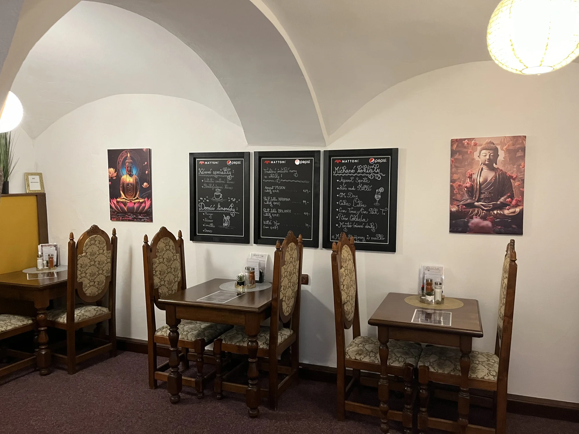 4chodové indické menu pro dva: variace předkrmů, polévka, kuřecí talíř Thali i dezert