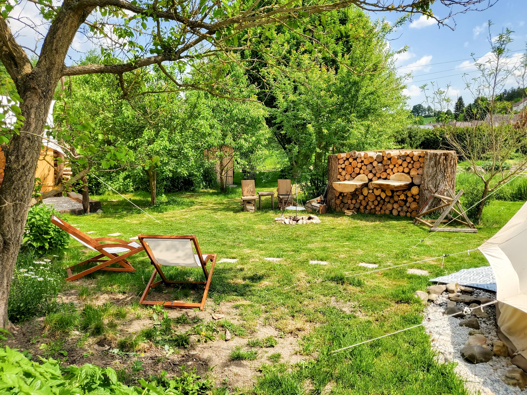 Glamping v západních Čechách: vybavený stan v zahradě vč. venkovní koupelny
