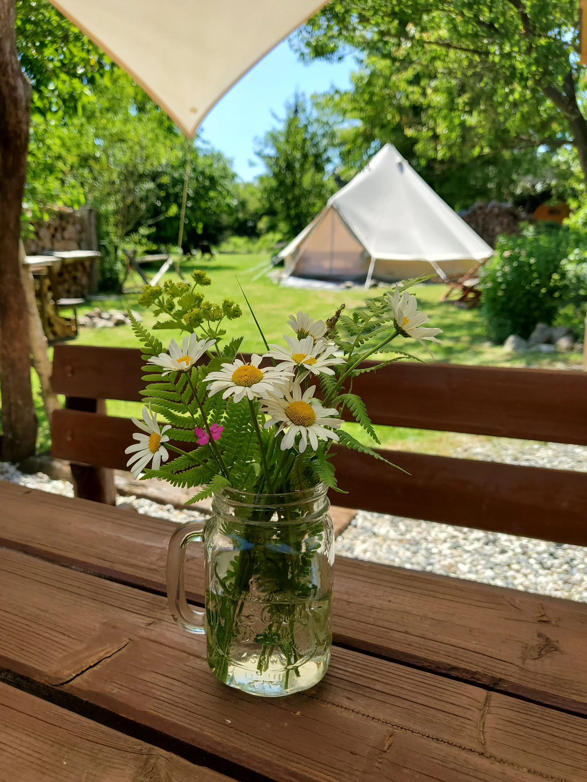 Glamping v západních Čechách: vybavený stan v zahradě vč. venkovní koupelny
