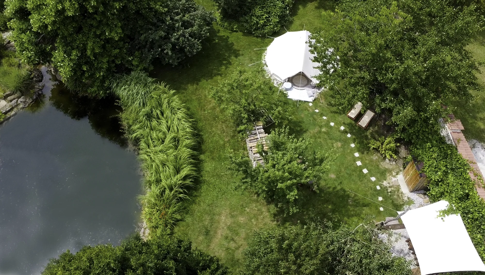 Glamping v západních Čechách: vybavený stan v zahradě vč. venkovní koupelny