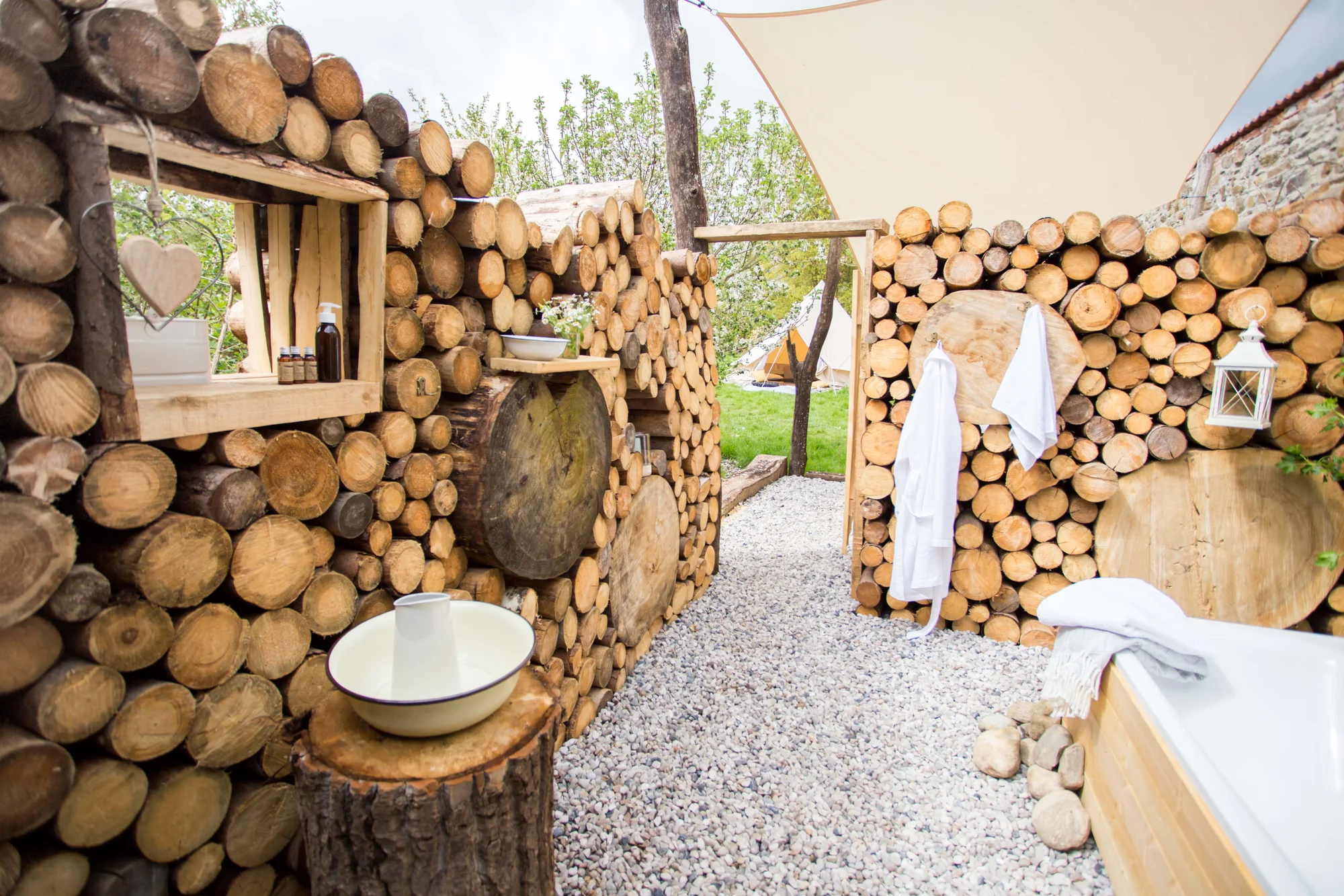Glamping v západních Čechách: vybavený stan v zahradě vč. venkovní koupelny
