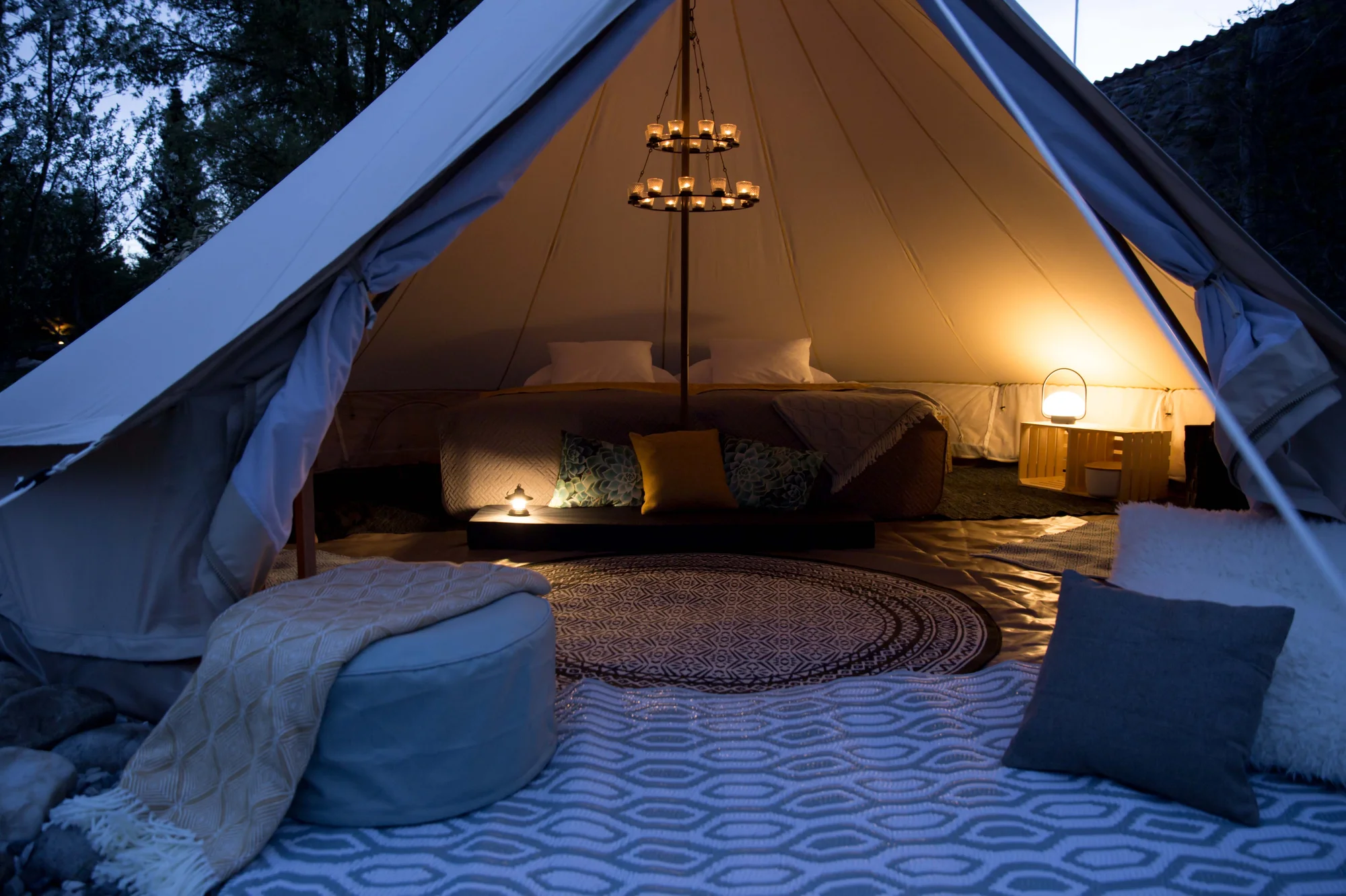 Glamping v západních Čechách: vybavený stan v zahradě vč. venkovní koupelny