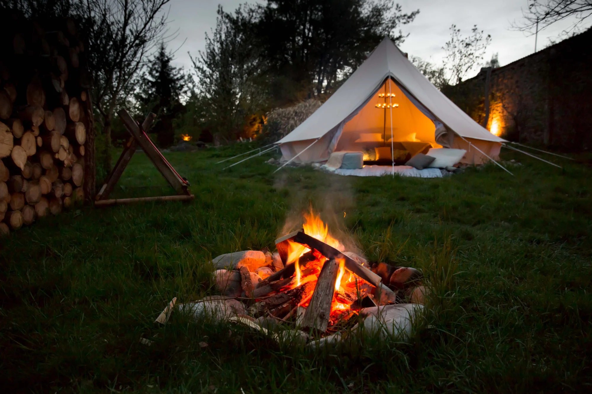 Glamping v západních Čechách: vybavený stan v zahradě vč. venkovní koupelny
