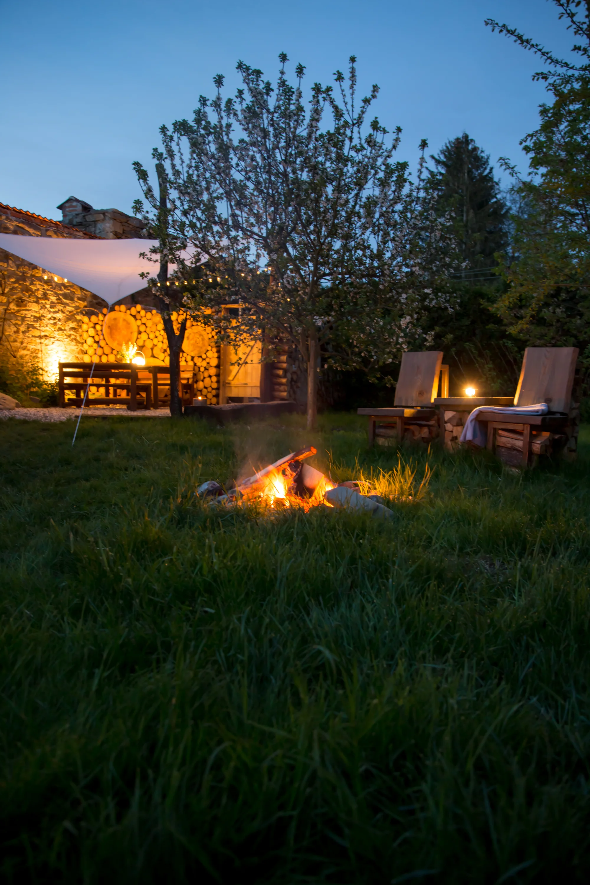 Glamping v západních Čechách: vybavený stan v zahradě vč. venkovní koupelny