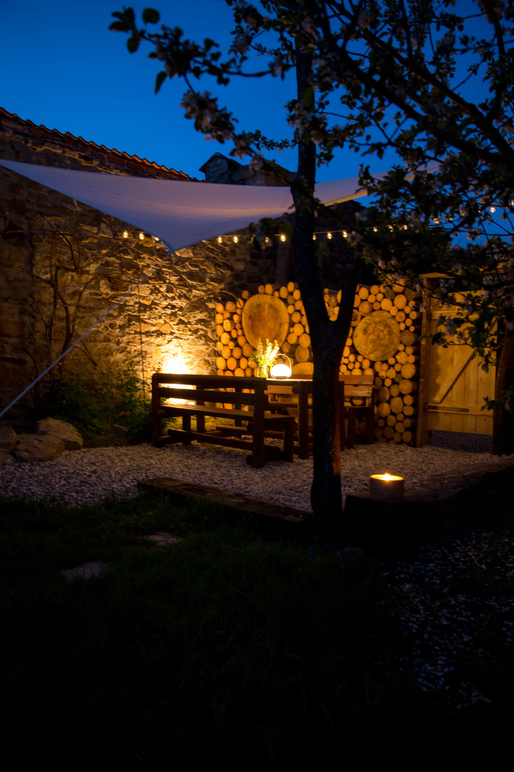 Glamping v západních Čechách: vybavený stan v zahradě vč. venkovní koupelny