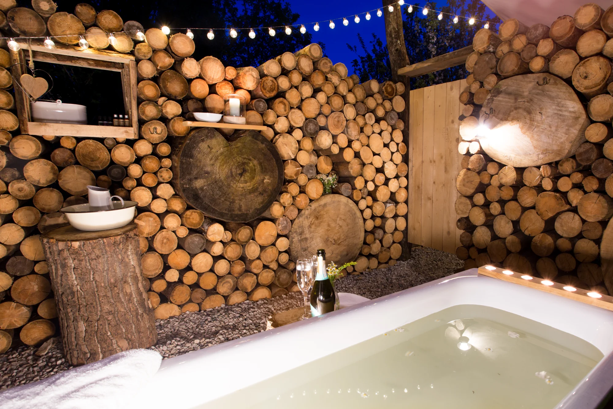 Glamping v západních Čechách: vybavený stan v zahradě vč. venkovní koupelny