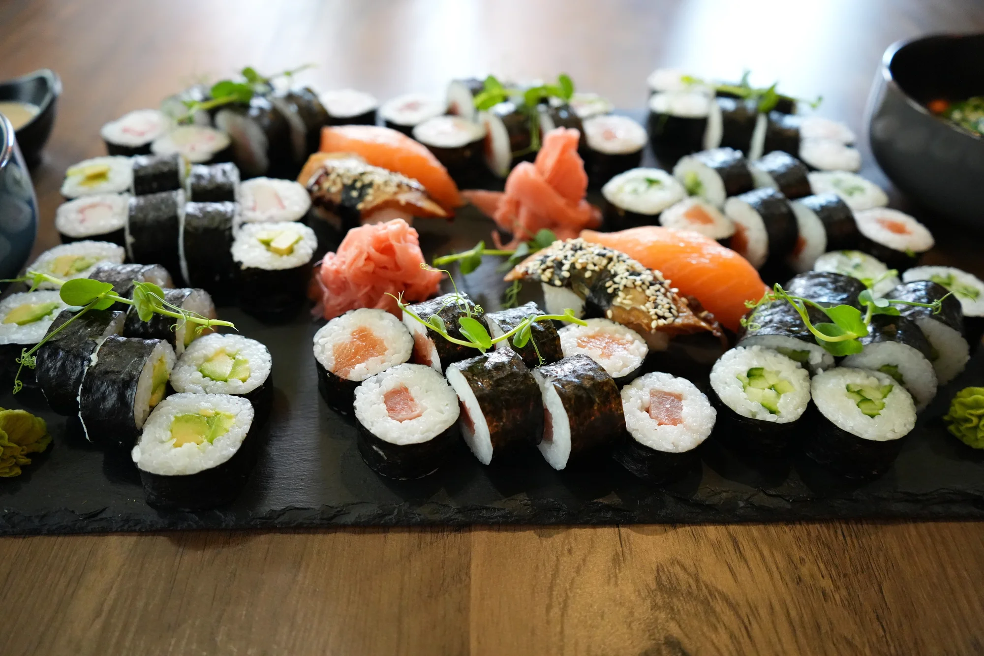Sushi sety v restauraci Royal Sushi: maki, nigiri a další, 16–92 ks