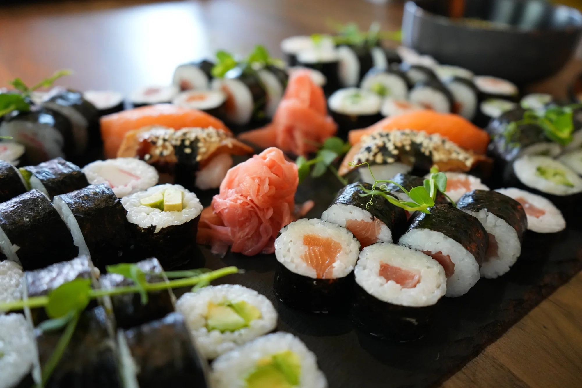 Sushi sety v restauraci Royal Sushi: maki, nigiri a další, 16–92 ks