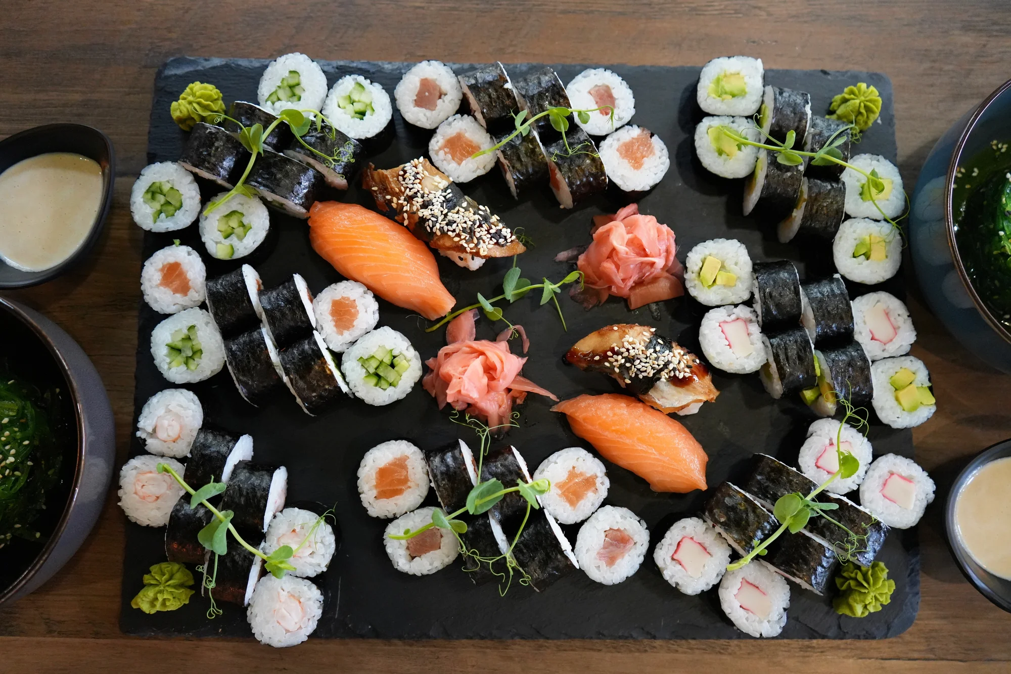 Sushi sety v restauraci Royal Sushi: maki, nigiri a další, 16–92 ks