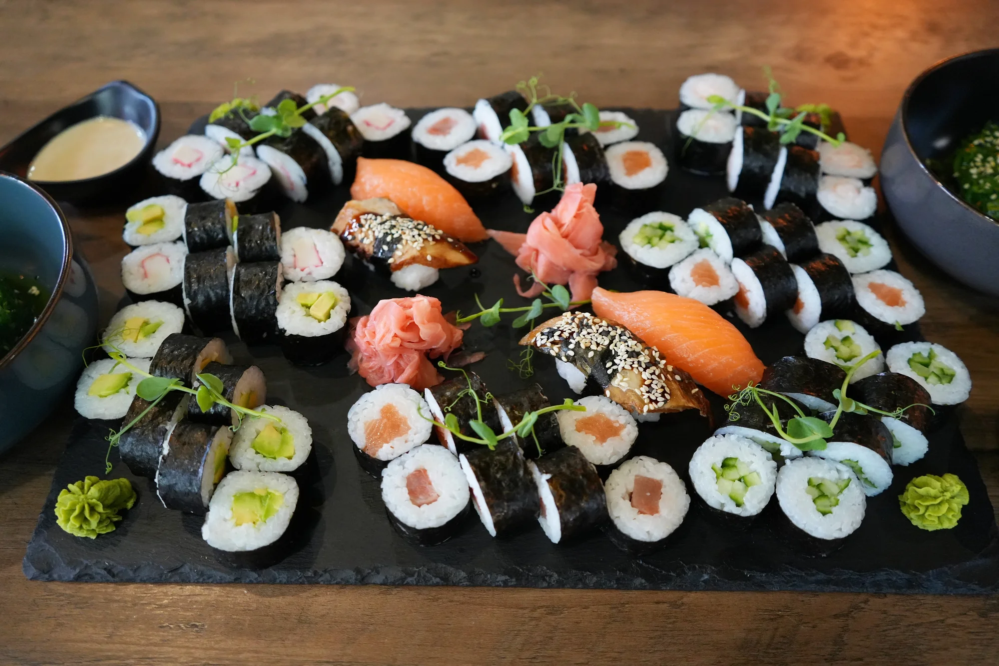 Sushi sety v restauraci Royal Sushi: maki, nigiri a další, 16–92 ks