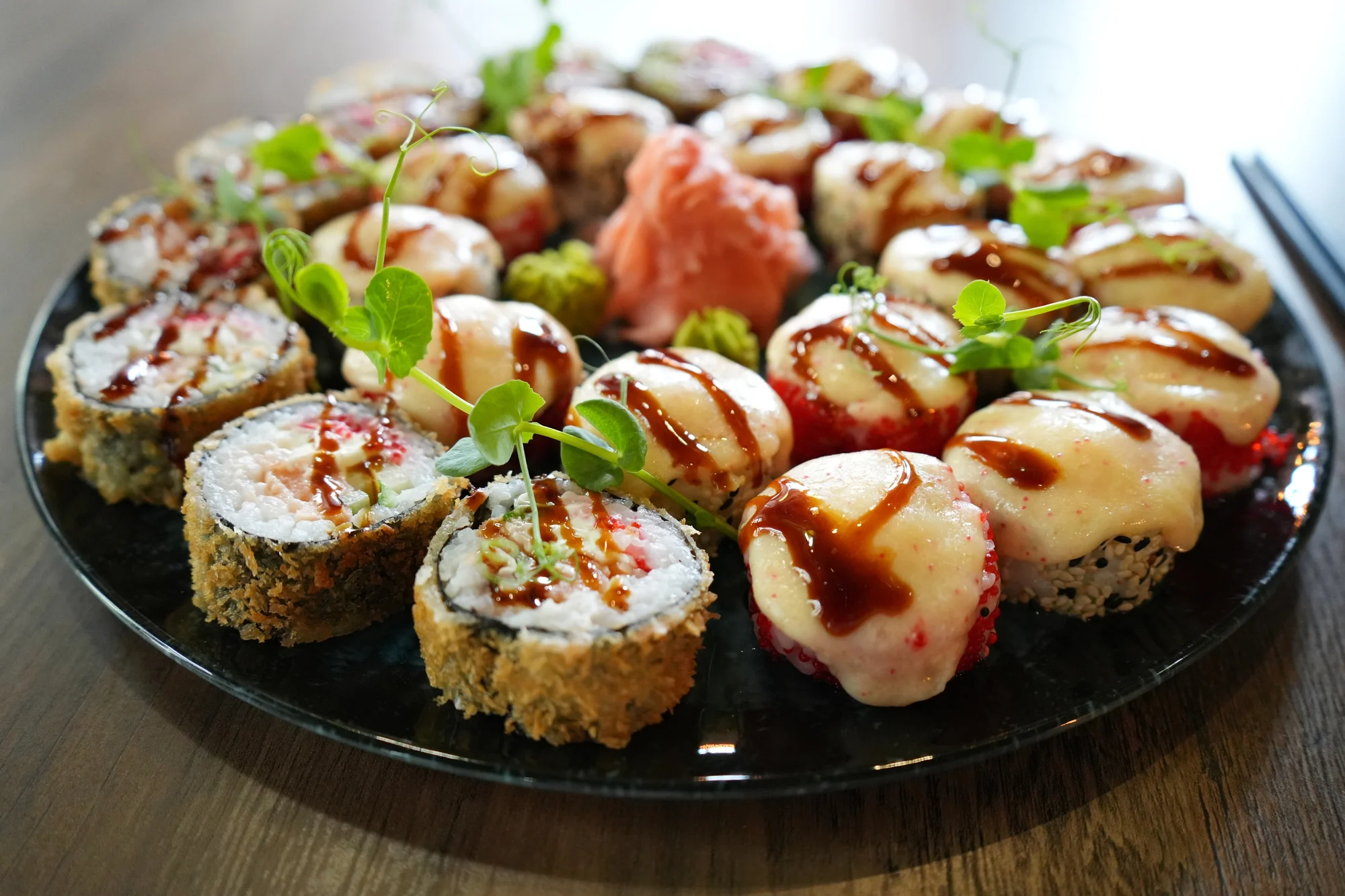 Sushi sety v restauraci Royal Sushi: losos, krevety, kaviár a další, 8–⁠⁠⁠⁠⁠⁠37 ks