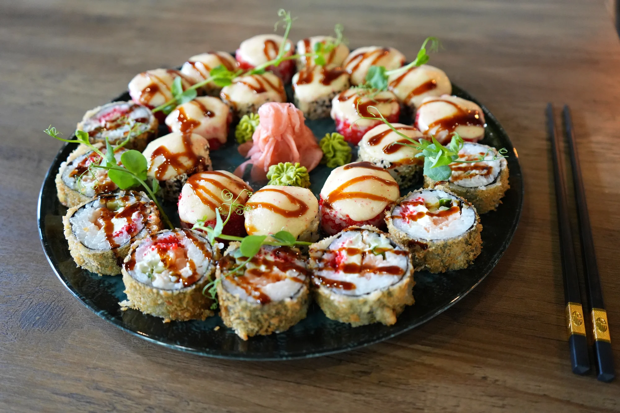 Sushi sety v restauraci Royal Sushi: losos, krevety, kaviár a další, 8–⁠⁠⁠⁠⁠⁠37 ks